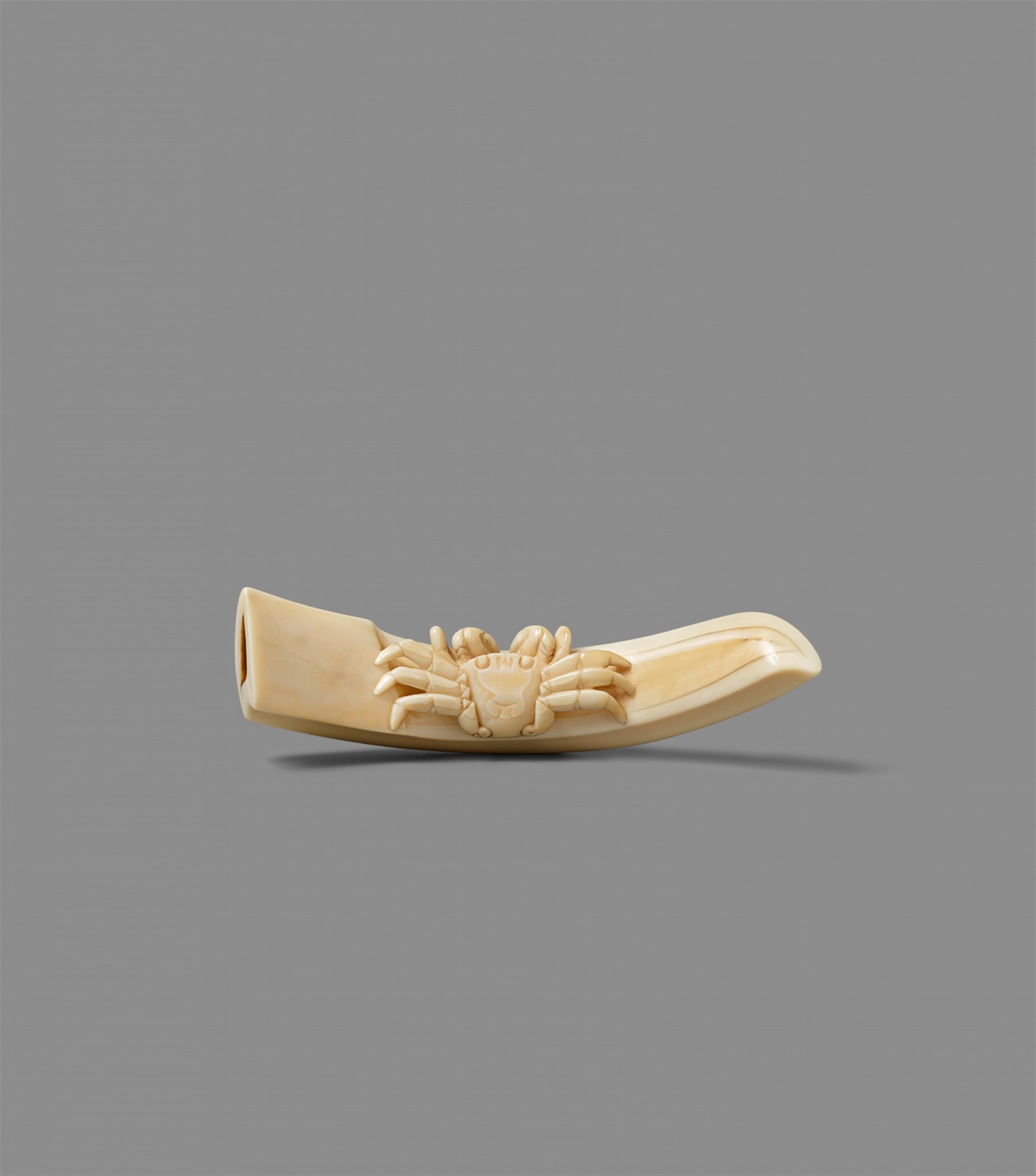 An Iwami-school boar’s tusk netsuke of a crab on a tusk. Early 19th century - image-1