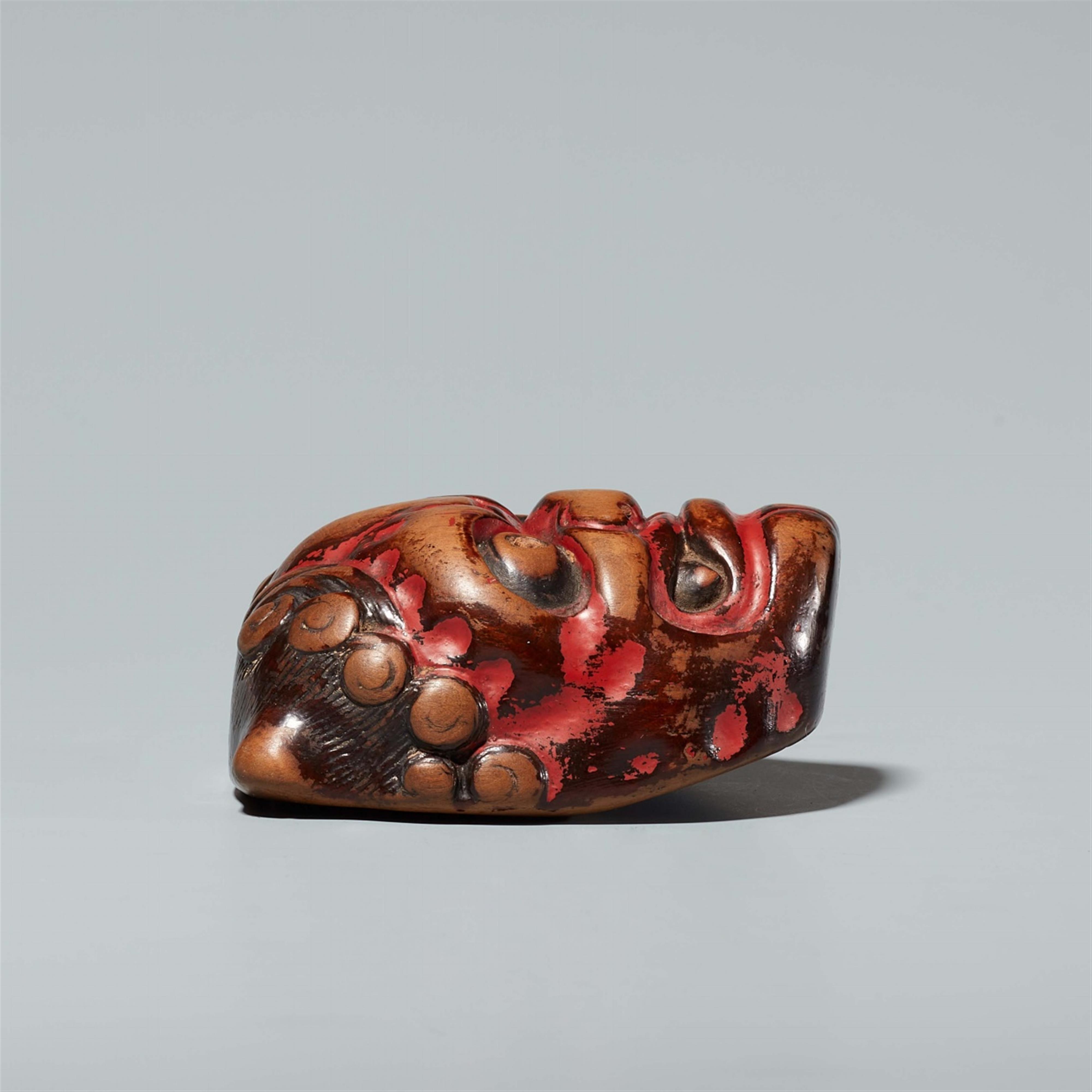 A boxwood and lacquer netsuke of a large oni mask. 18th century - image-3