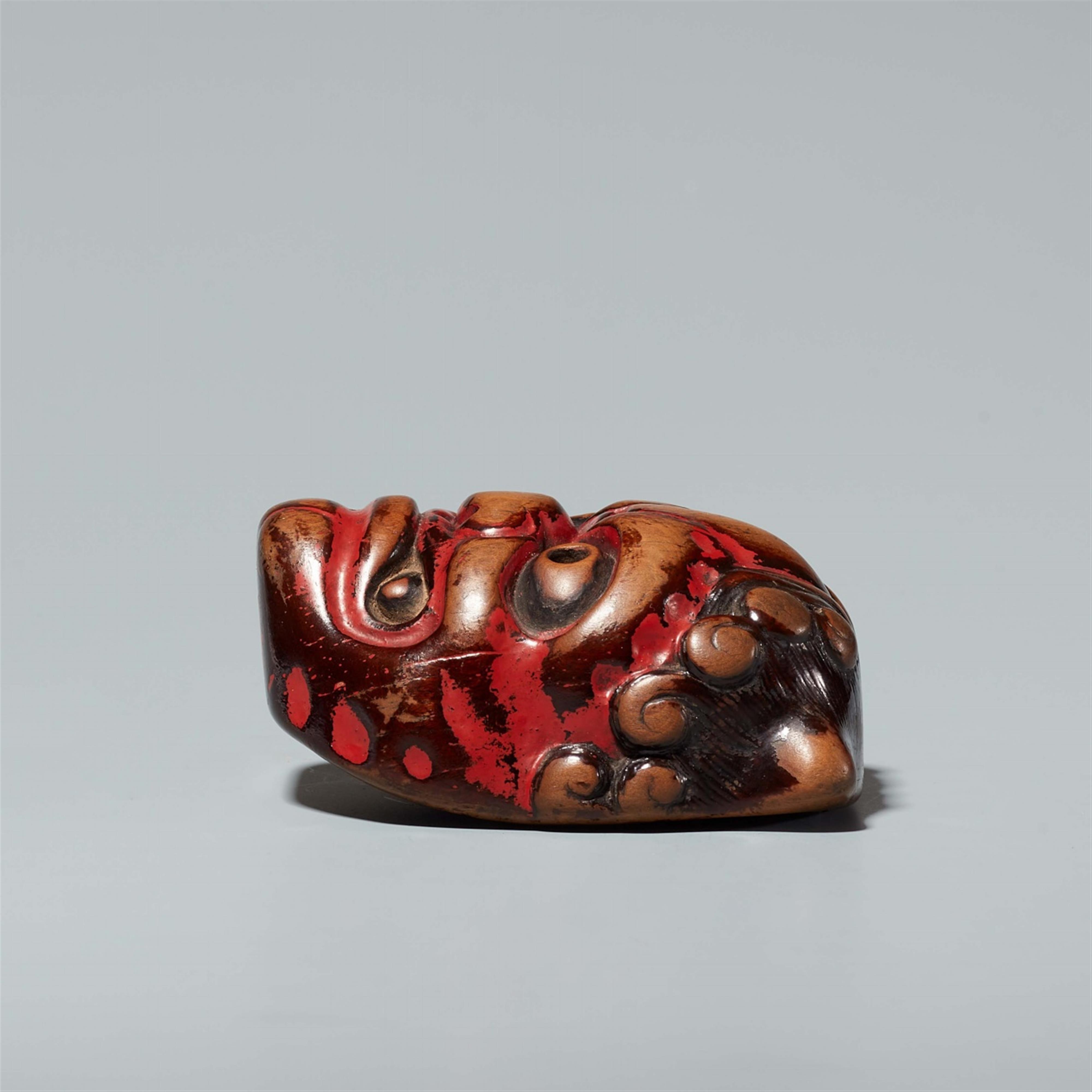 A boxwood and lacquer netsuke of a large oni mask. 18th century - image-4