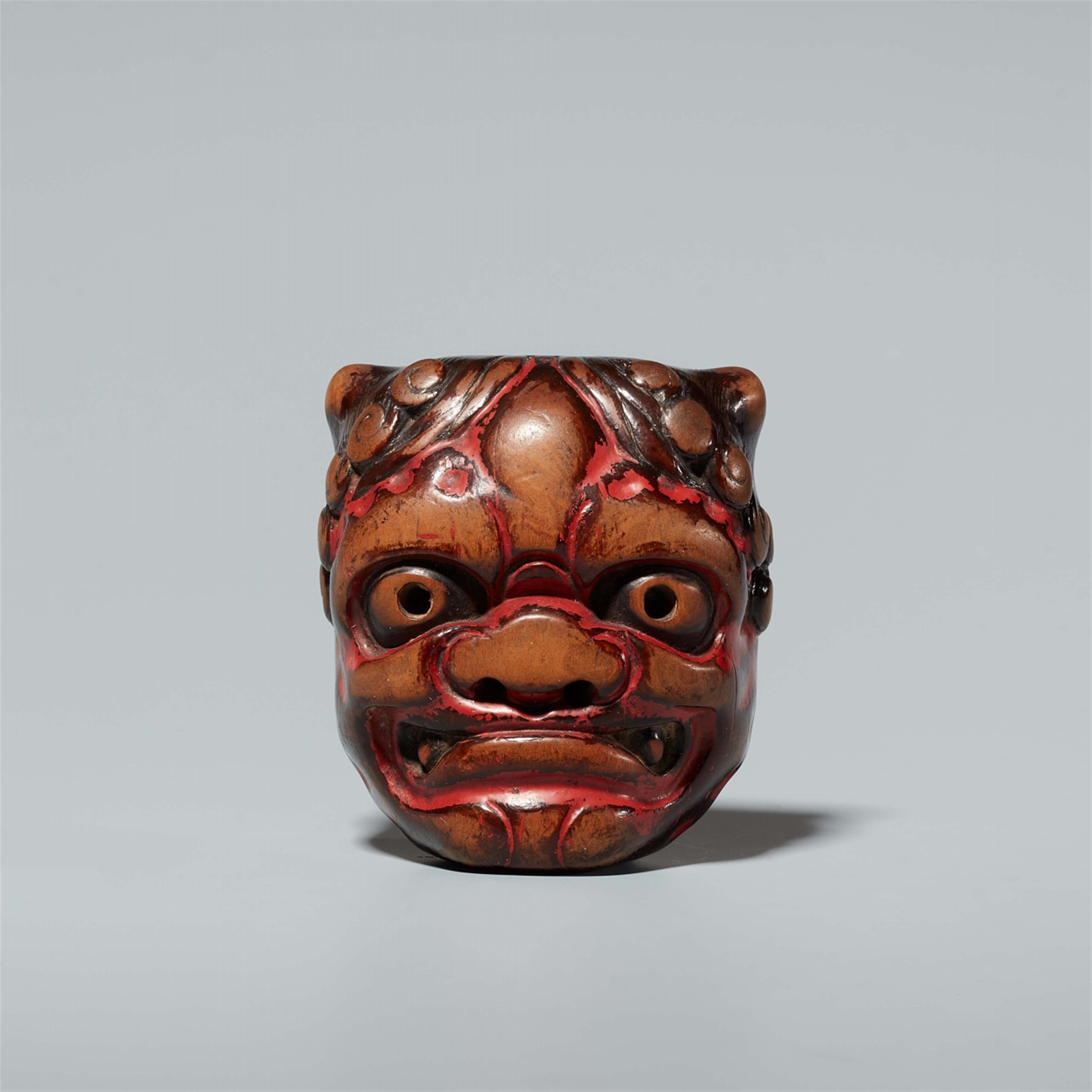 A boxwood and lacquer netsuke of a large oni mask. 18th century - image-1