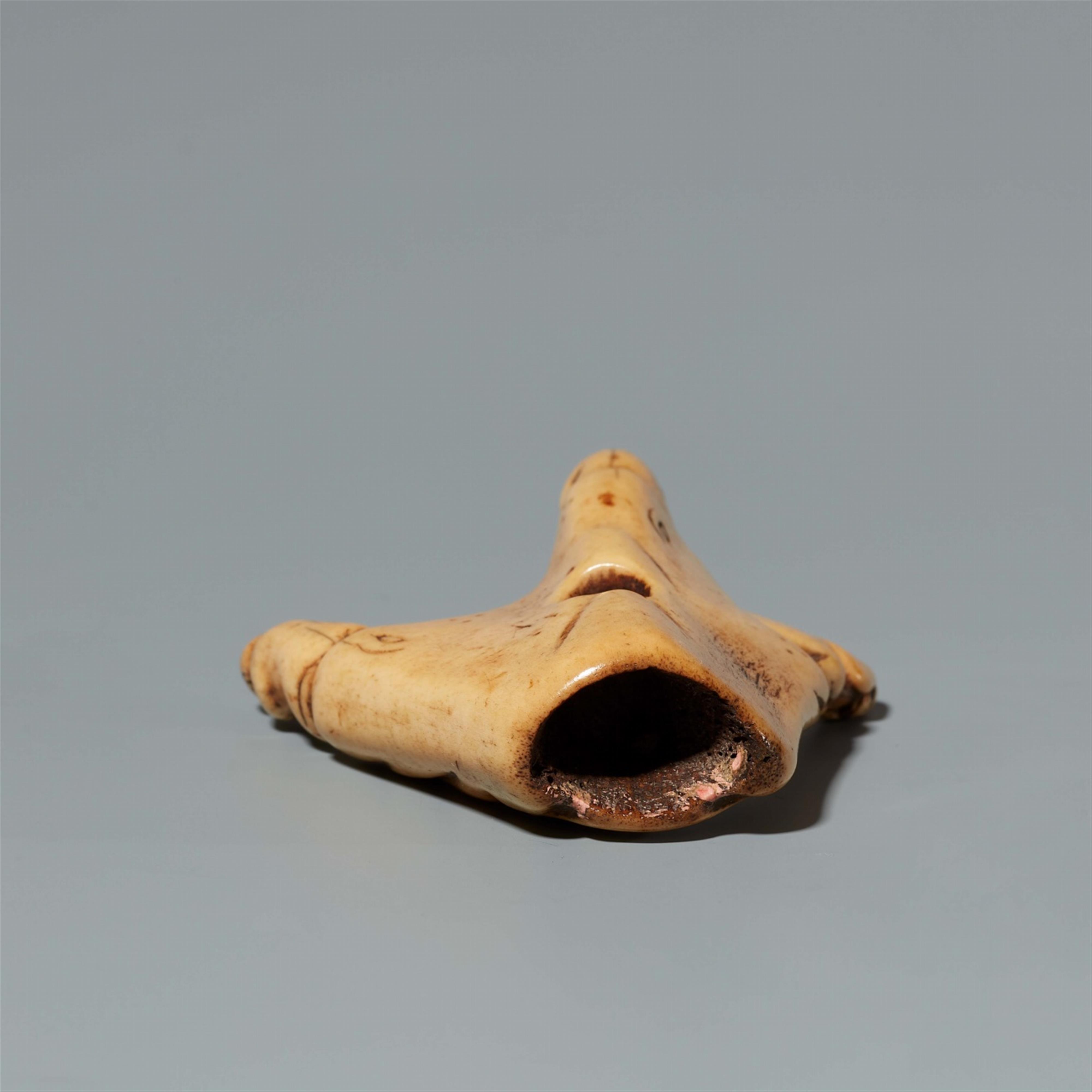 A stag horn netsuke of sanbikisaru. 19th century - image-5
