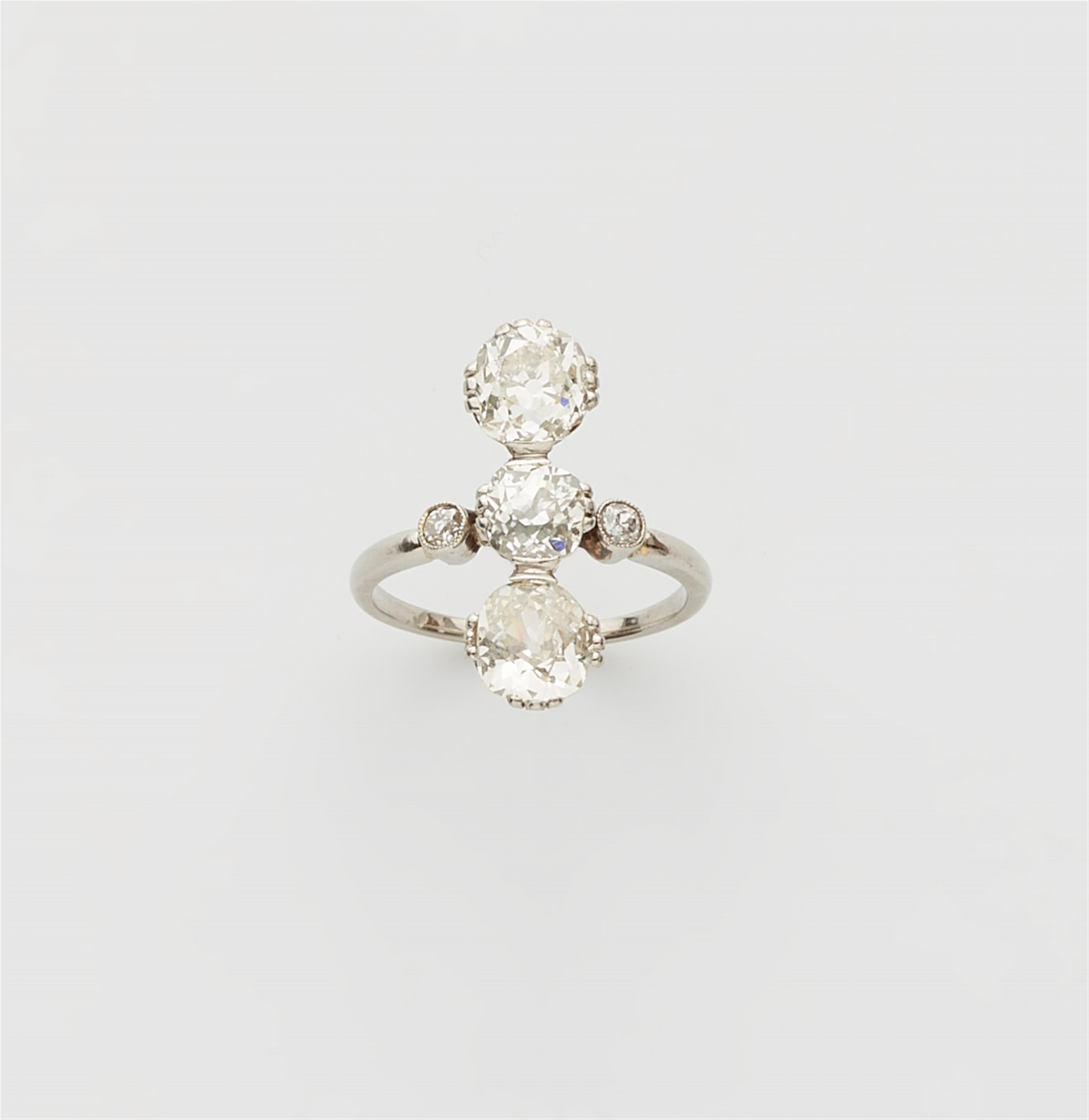 An 18k gold Belle Epoque three stone diamond ring - image-1