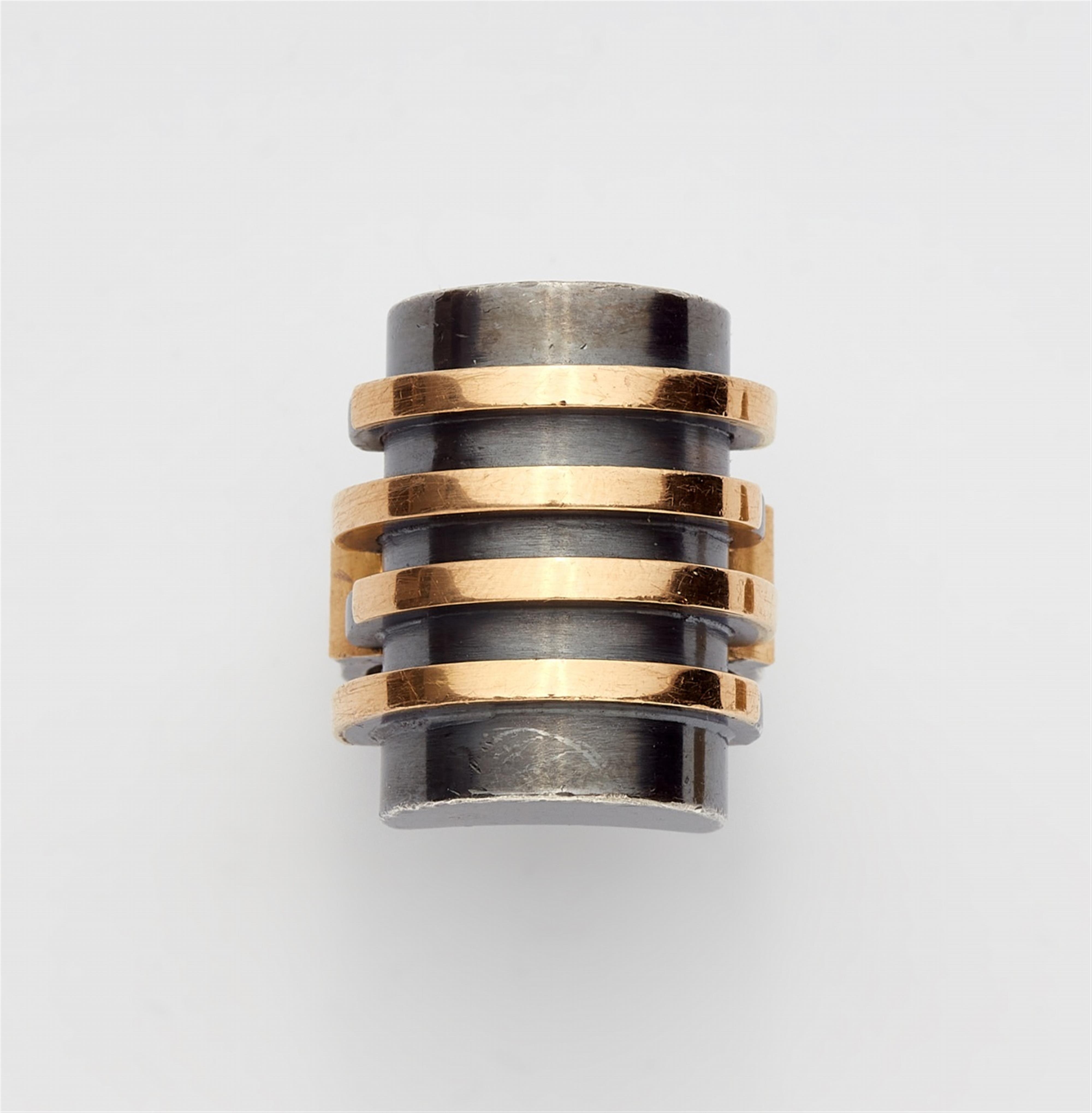 An Art Deco silver and gold ring - image-3