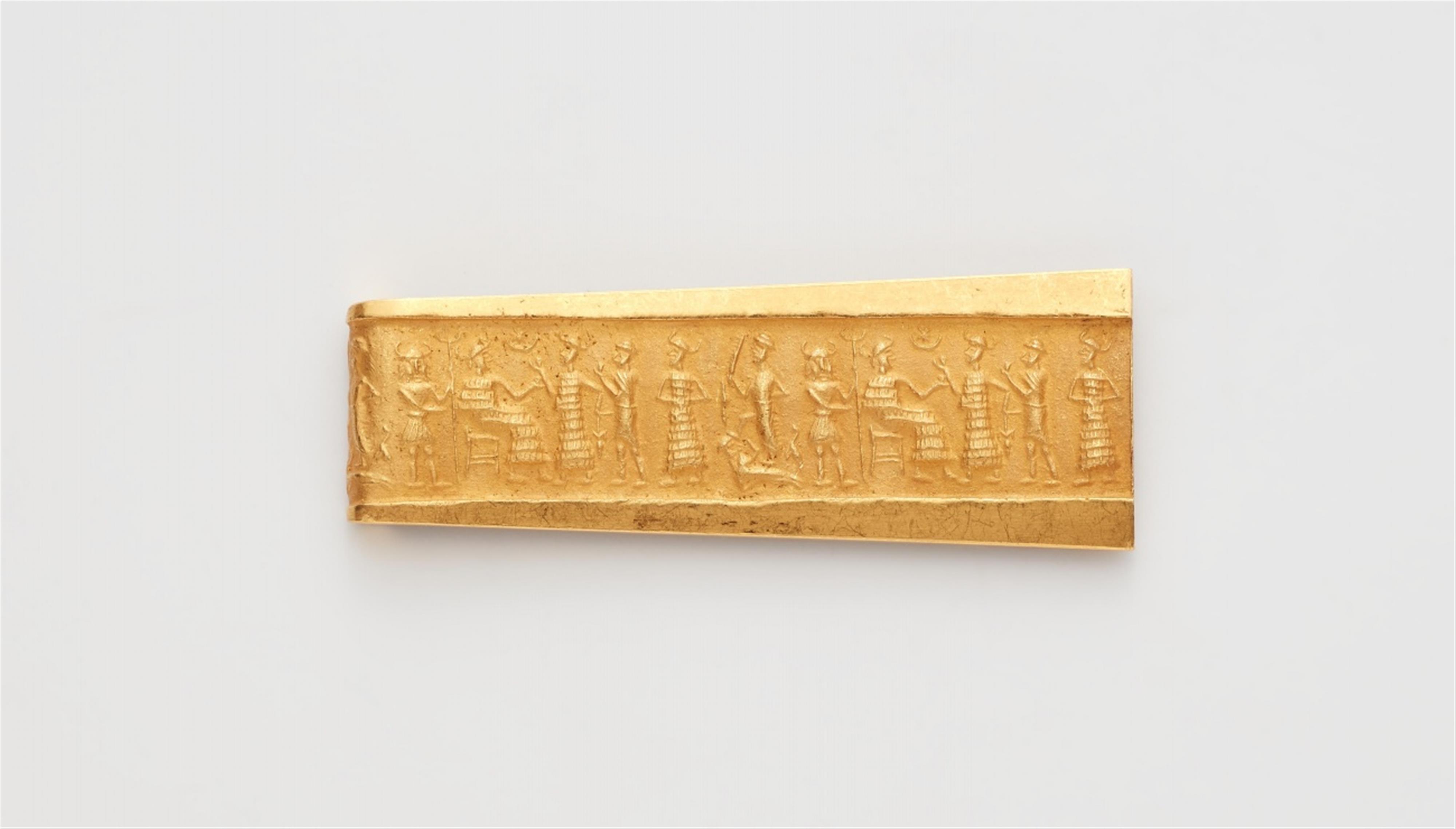 An 18k gold brooch with a cylinder seal impression - image-1