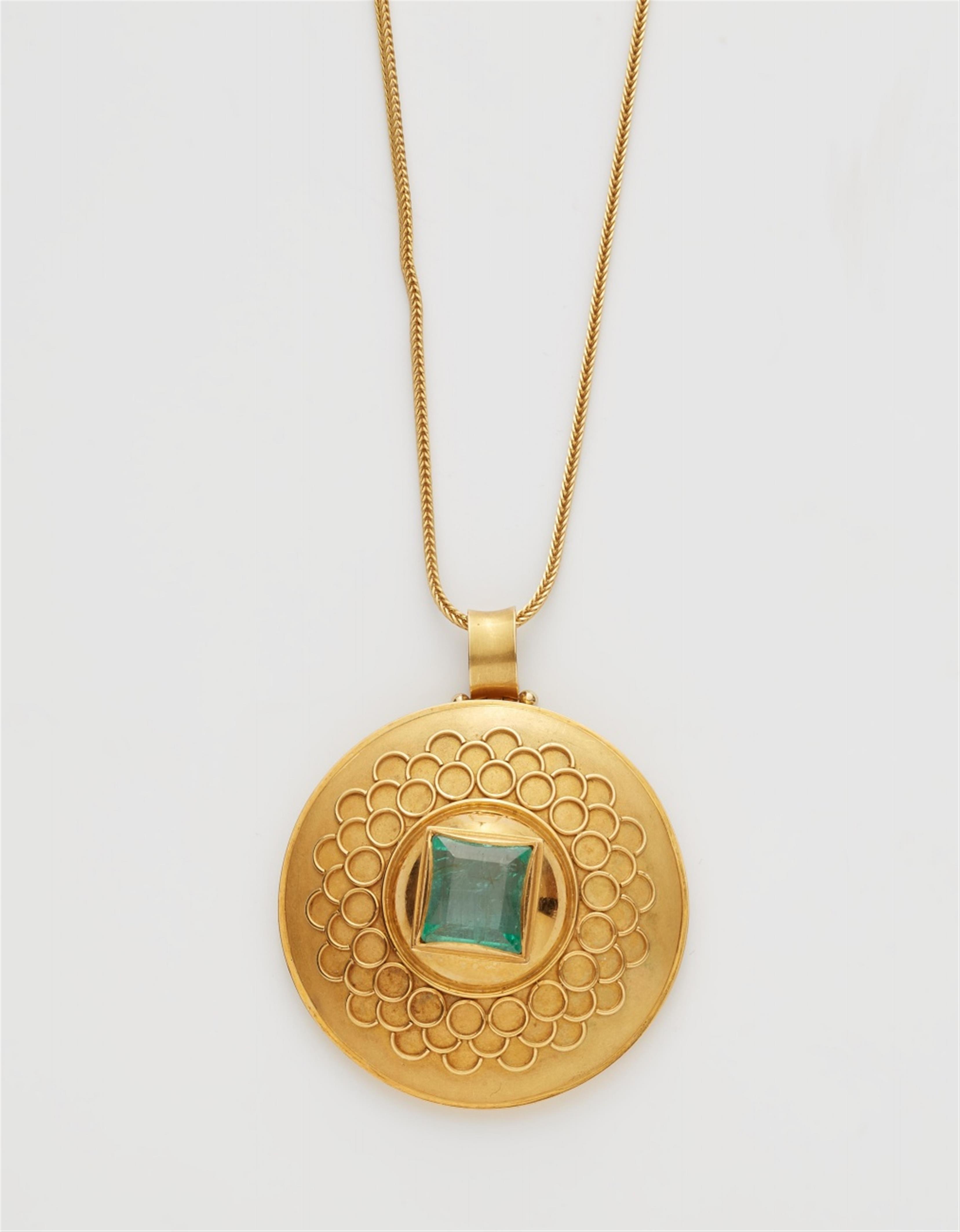 An 18k gold emerald pendant - image-1