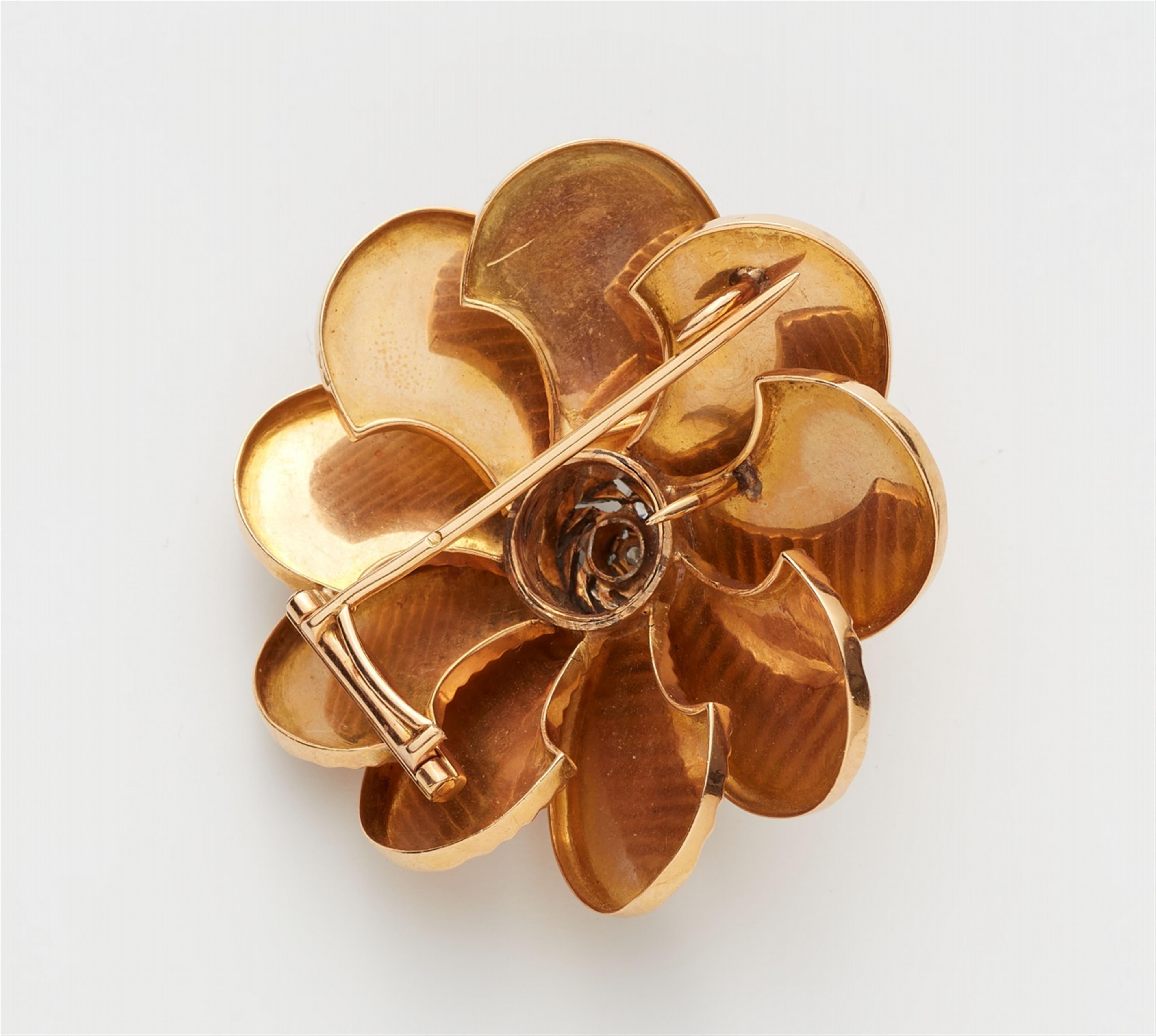 A French 18k gold clip brooch - image-3