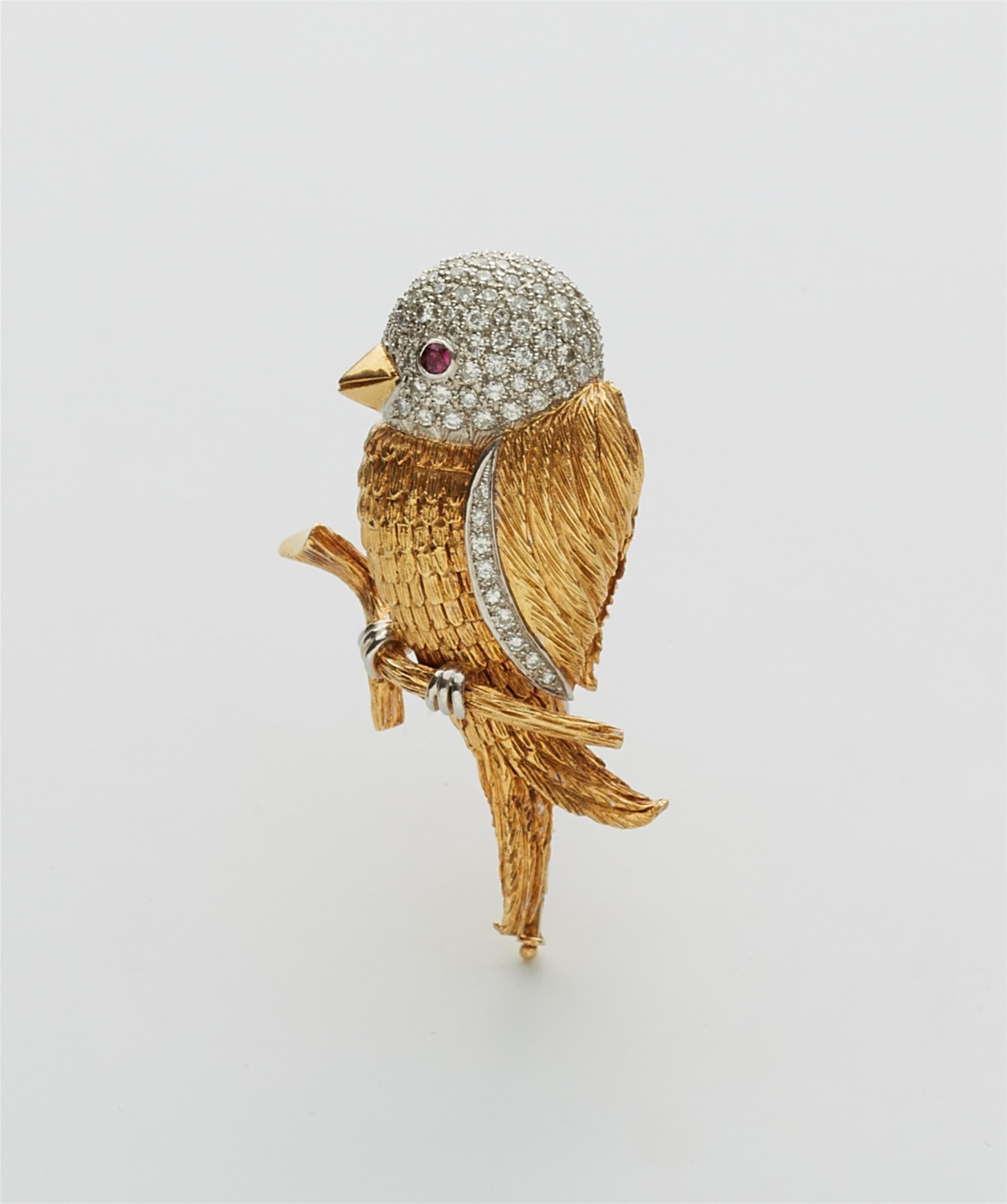 An 18k gold bird brooch - image-1