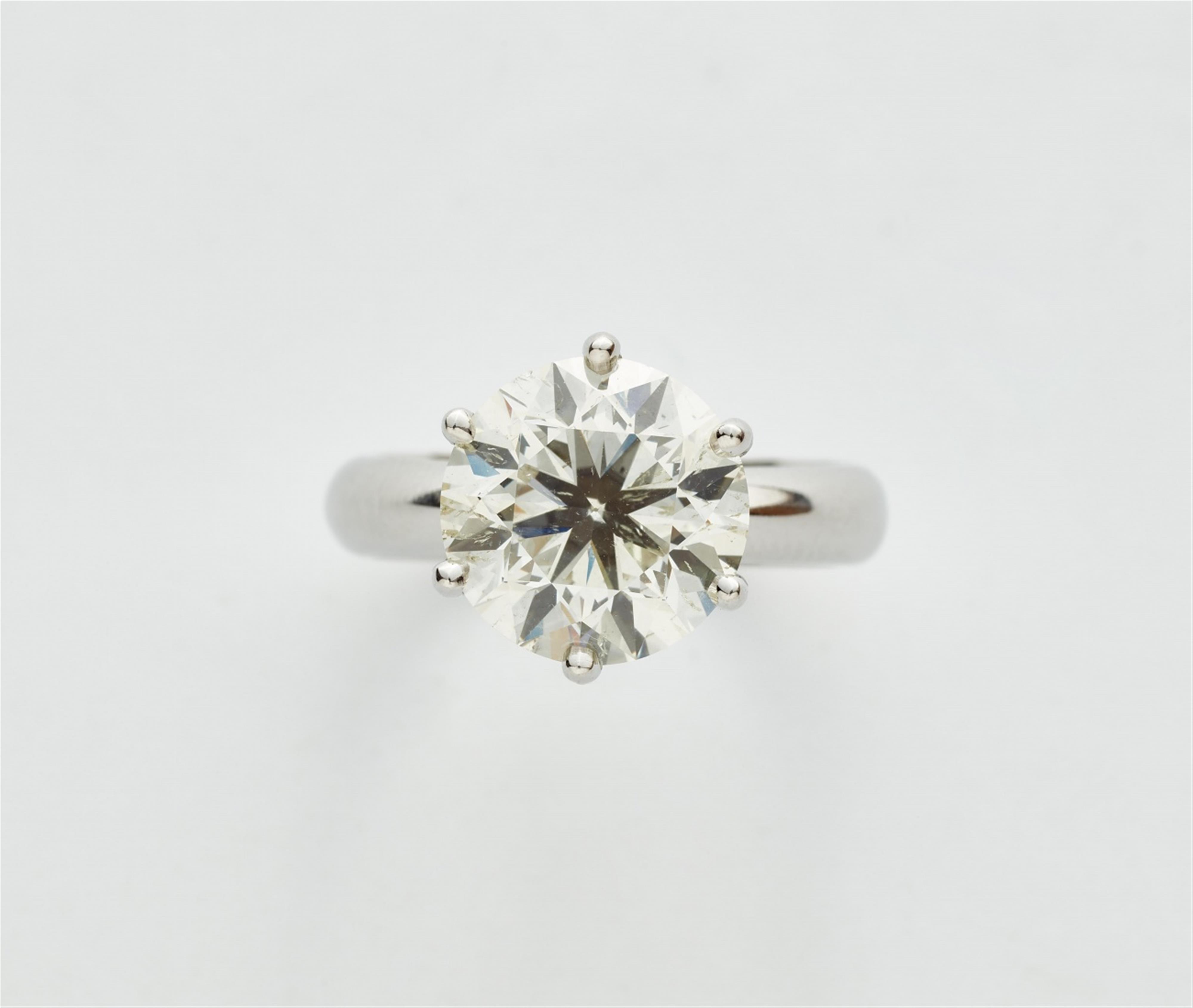 An 18k white gold 5.27 ct diamond solitaire ring - image-4