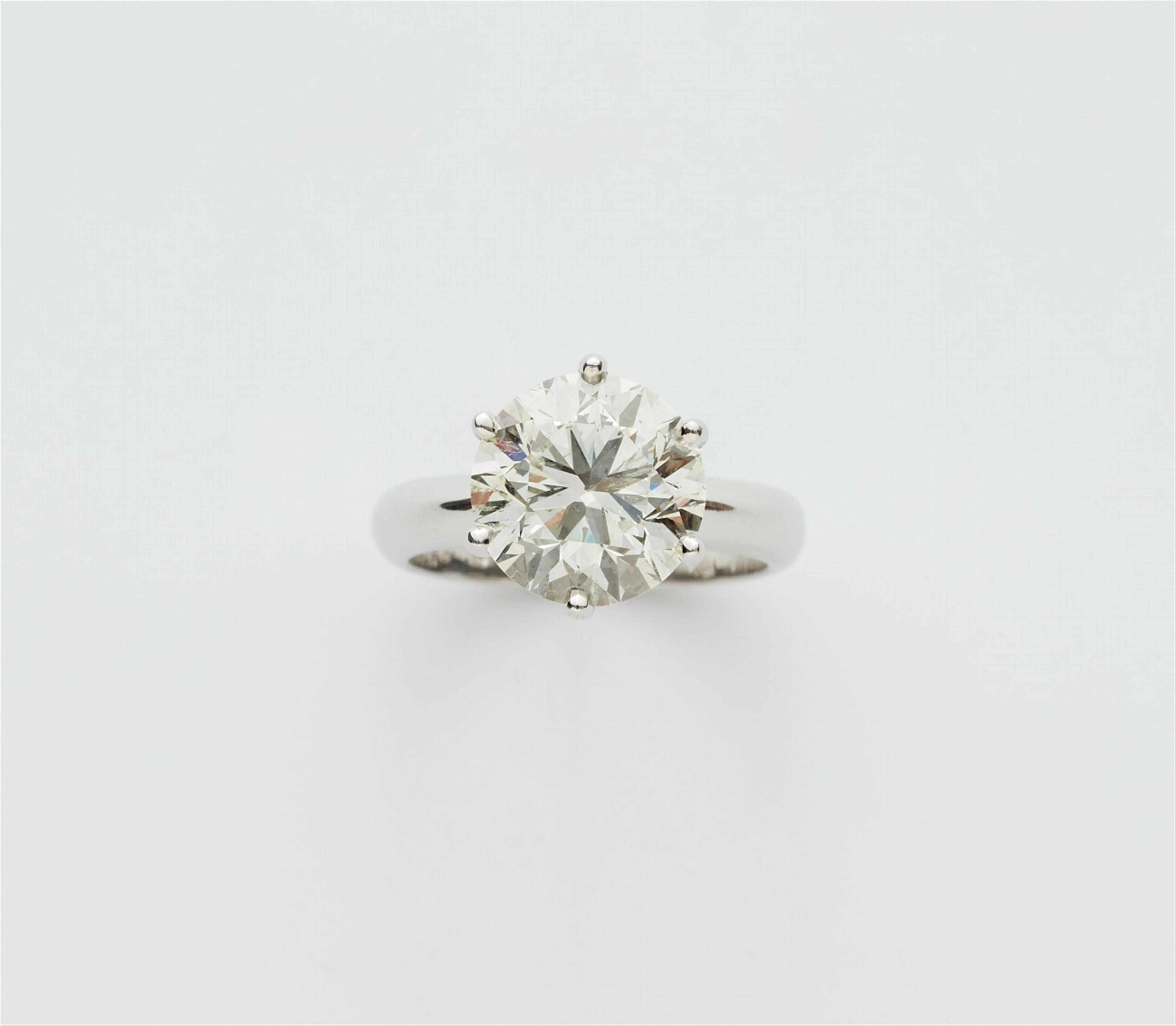 An 18k white gold 5.27 ct diamond solitaire ring - image-1