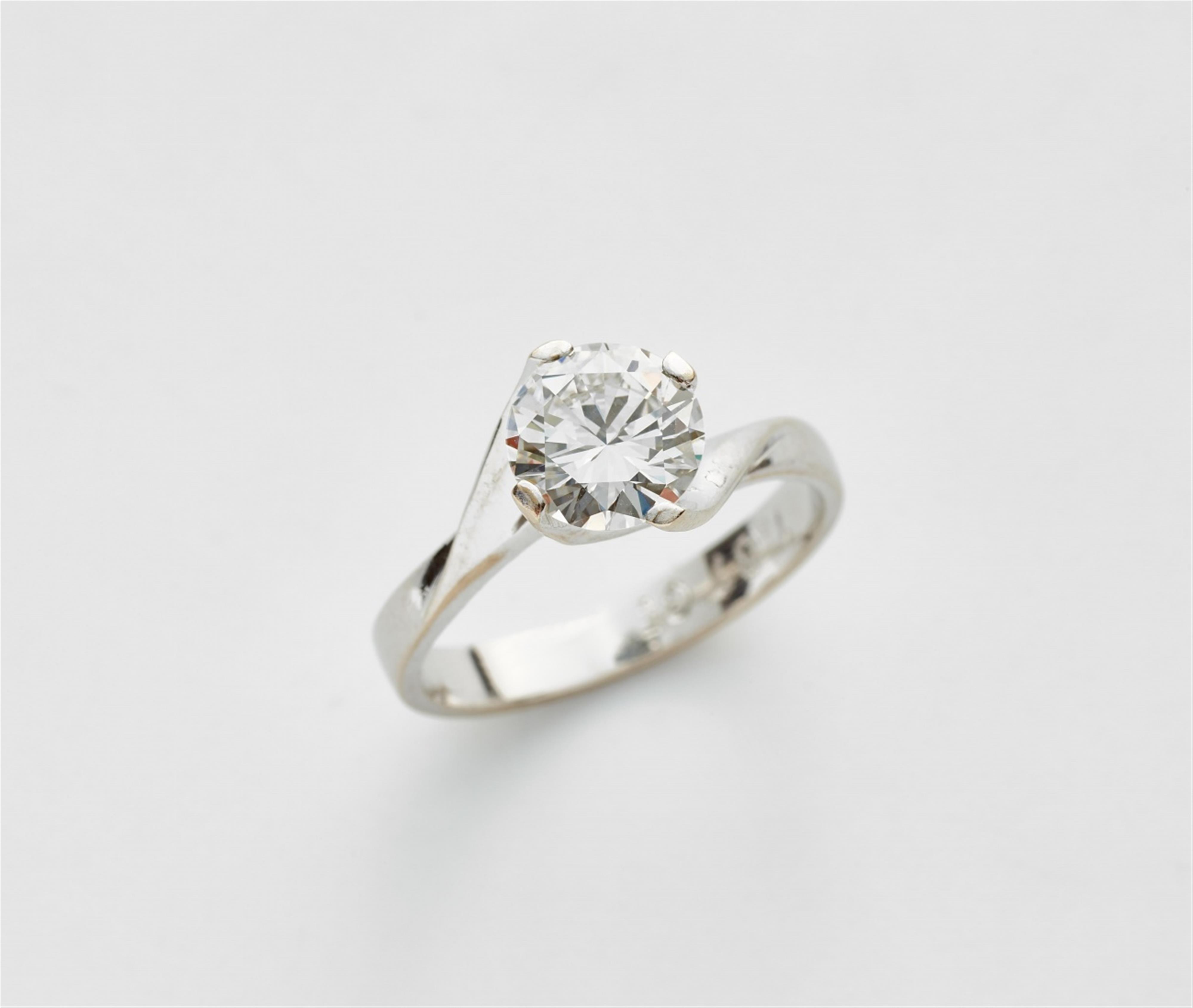 An 18k white gold ring with a 1.37 ct diamond solitaire - image-1