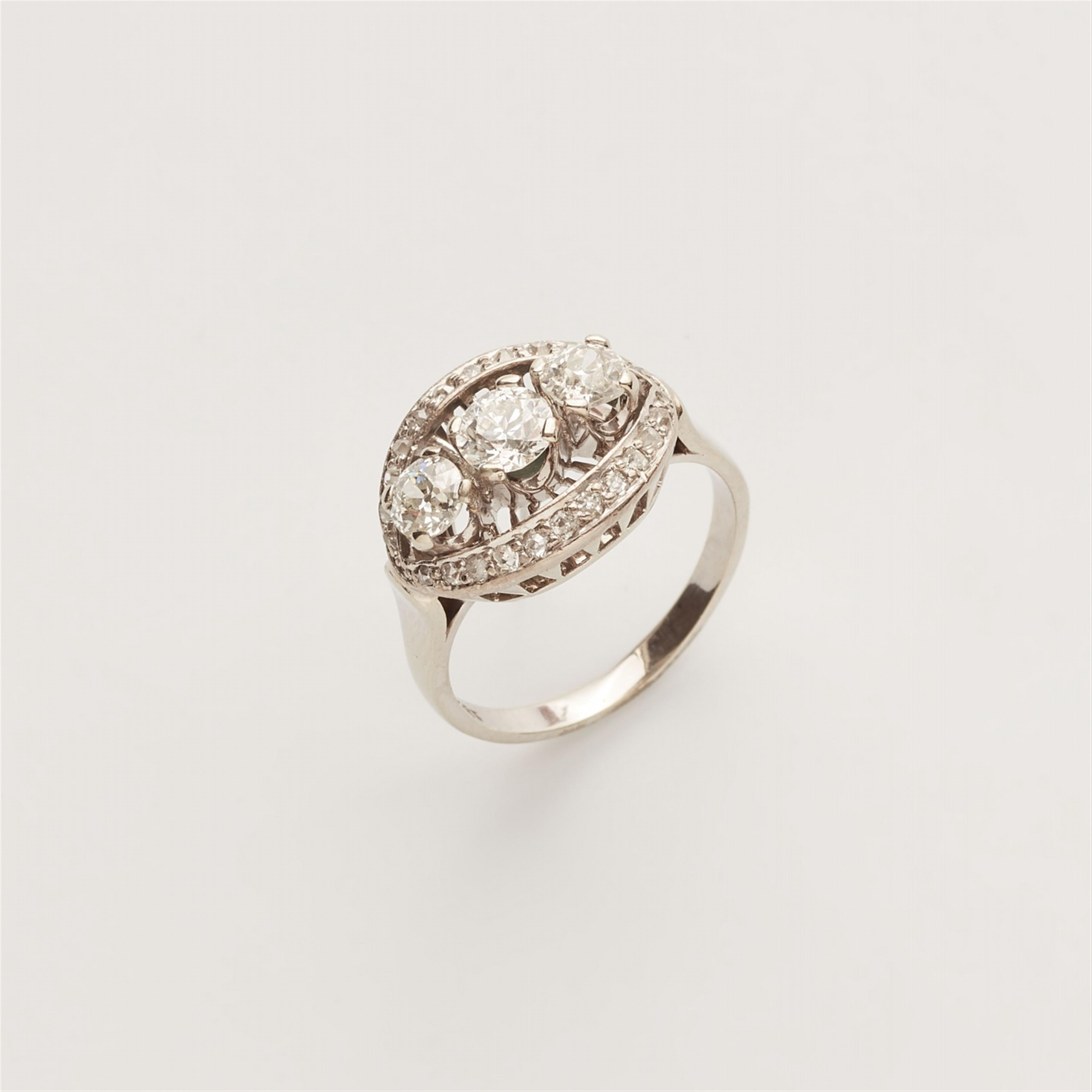 Dreisteiner-Ring mit Diamanten - image-1