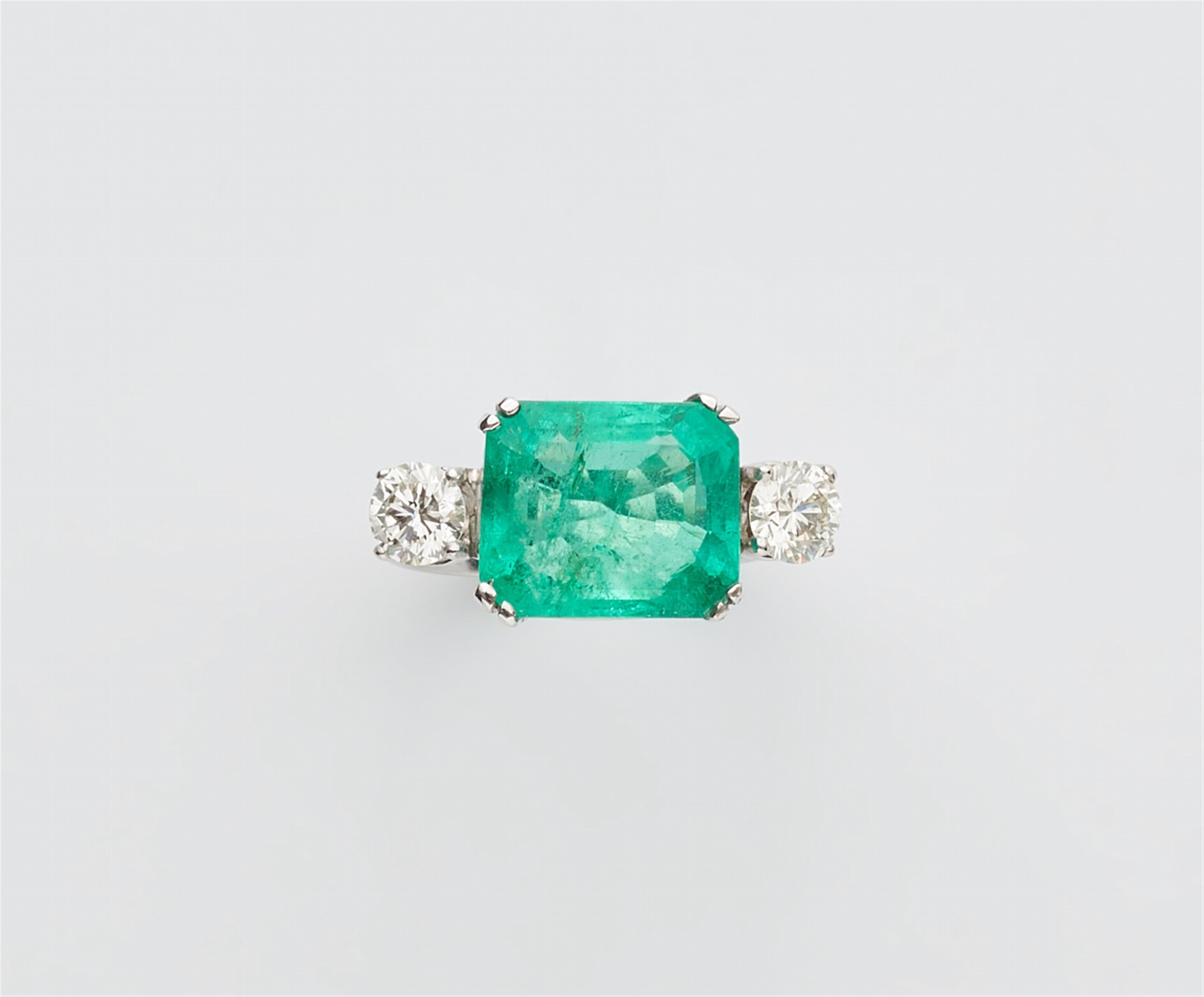 An 18k white gold three stone emerald ring - image-1