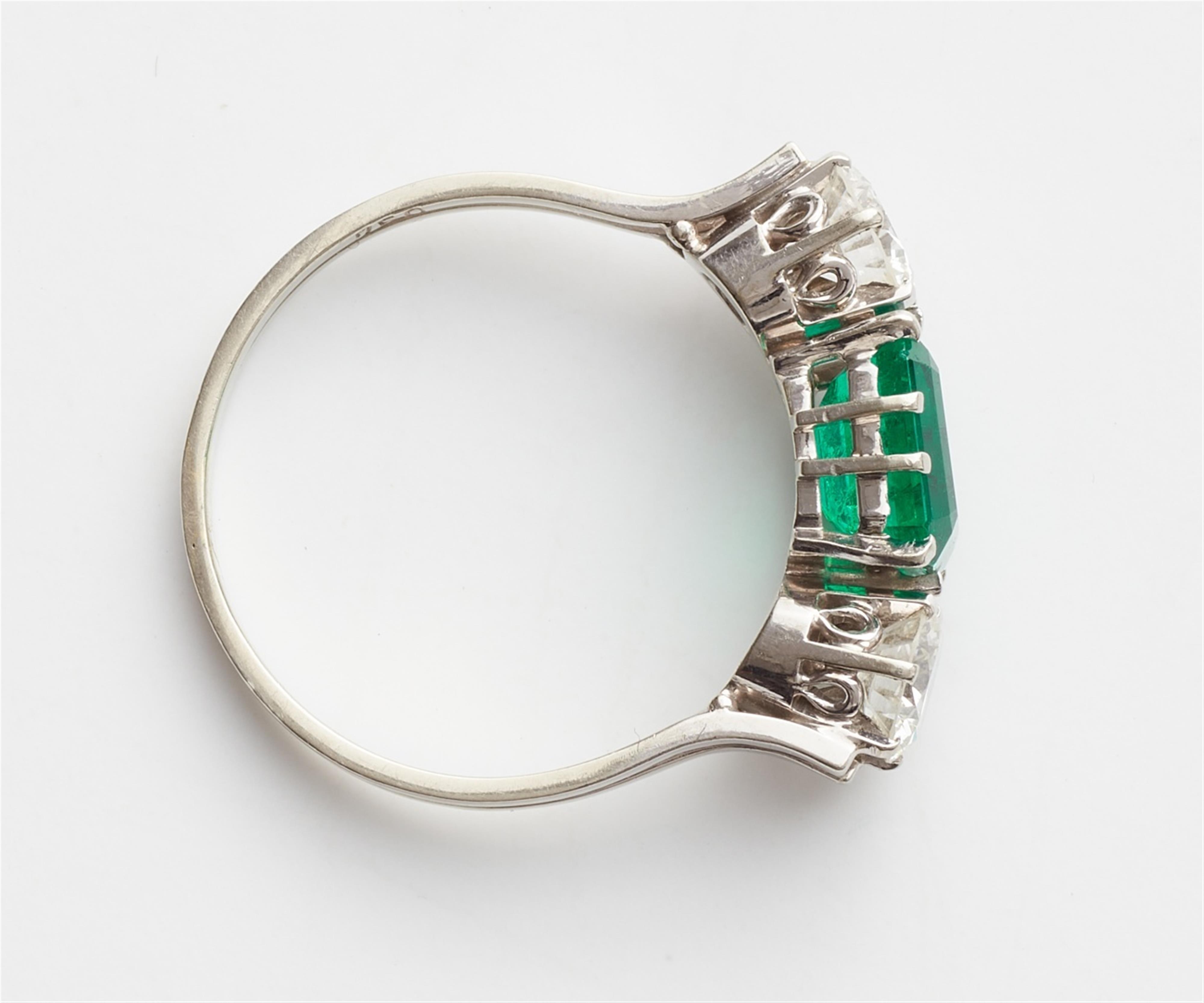 An 18k white gold emerald ring - image-2