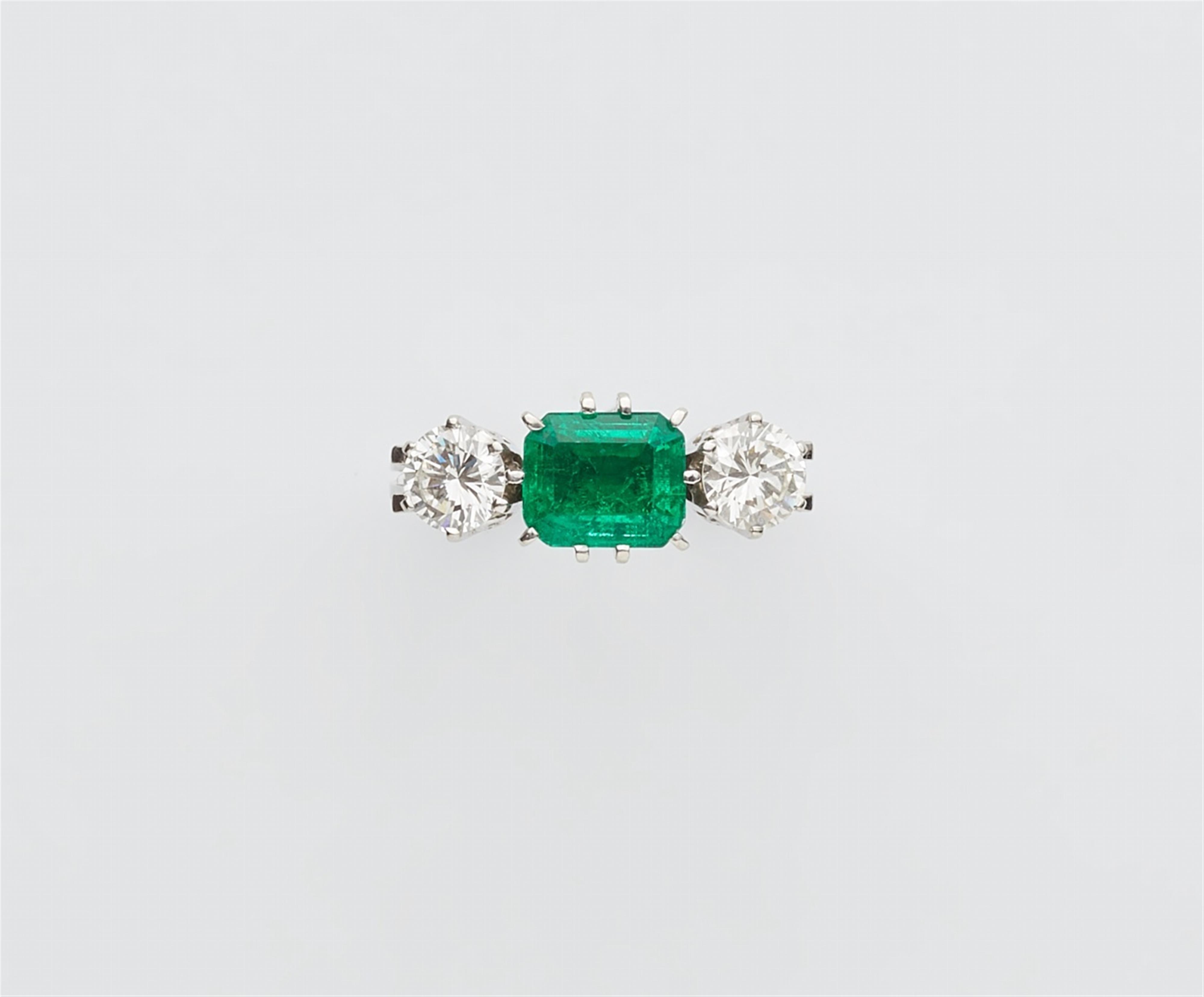 An 18k white gold emerald ring - image-1
