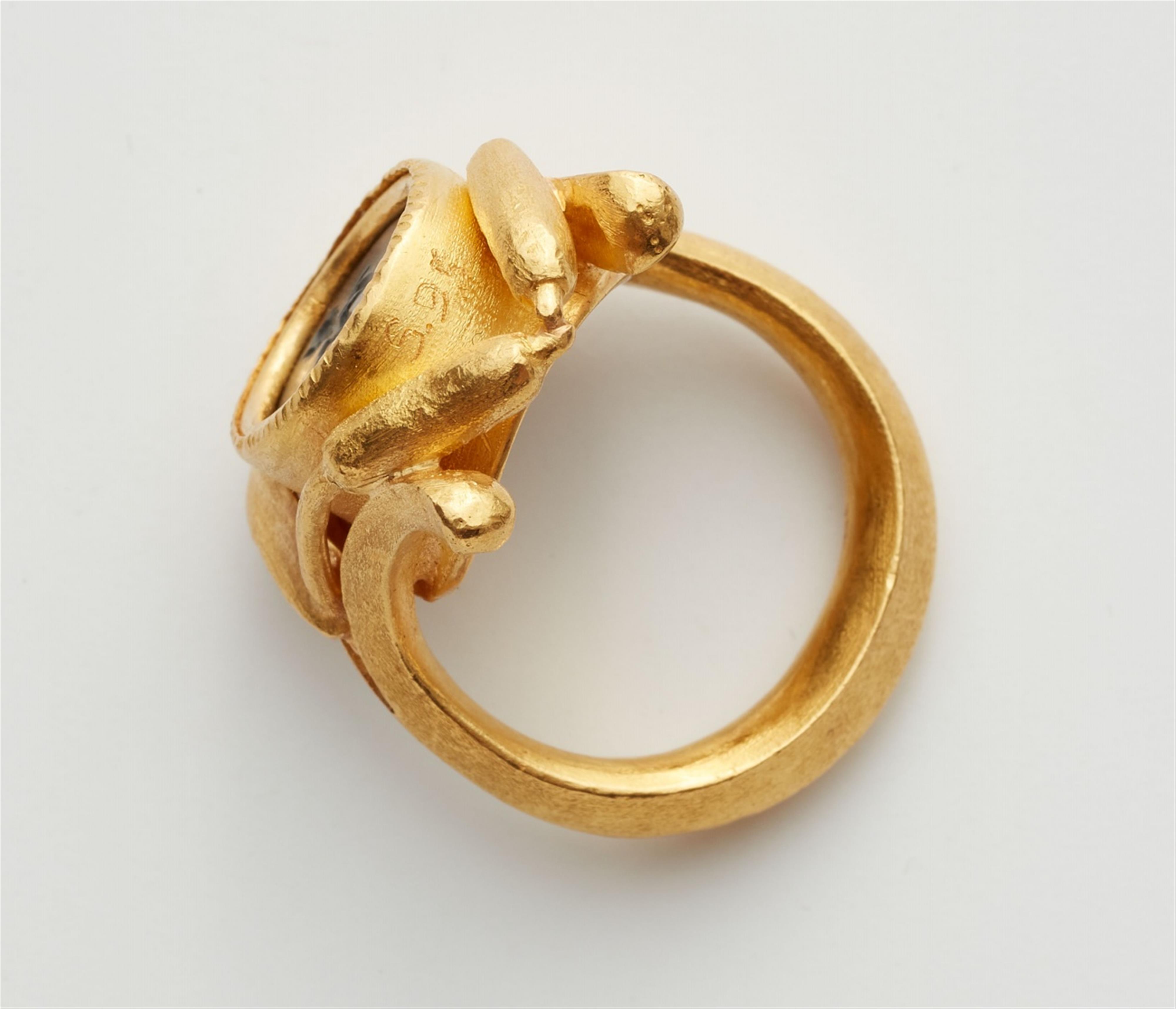 A 22k gold ring with a Roman intaglio - image-3