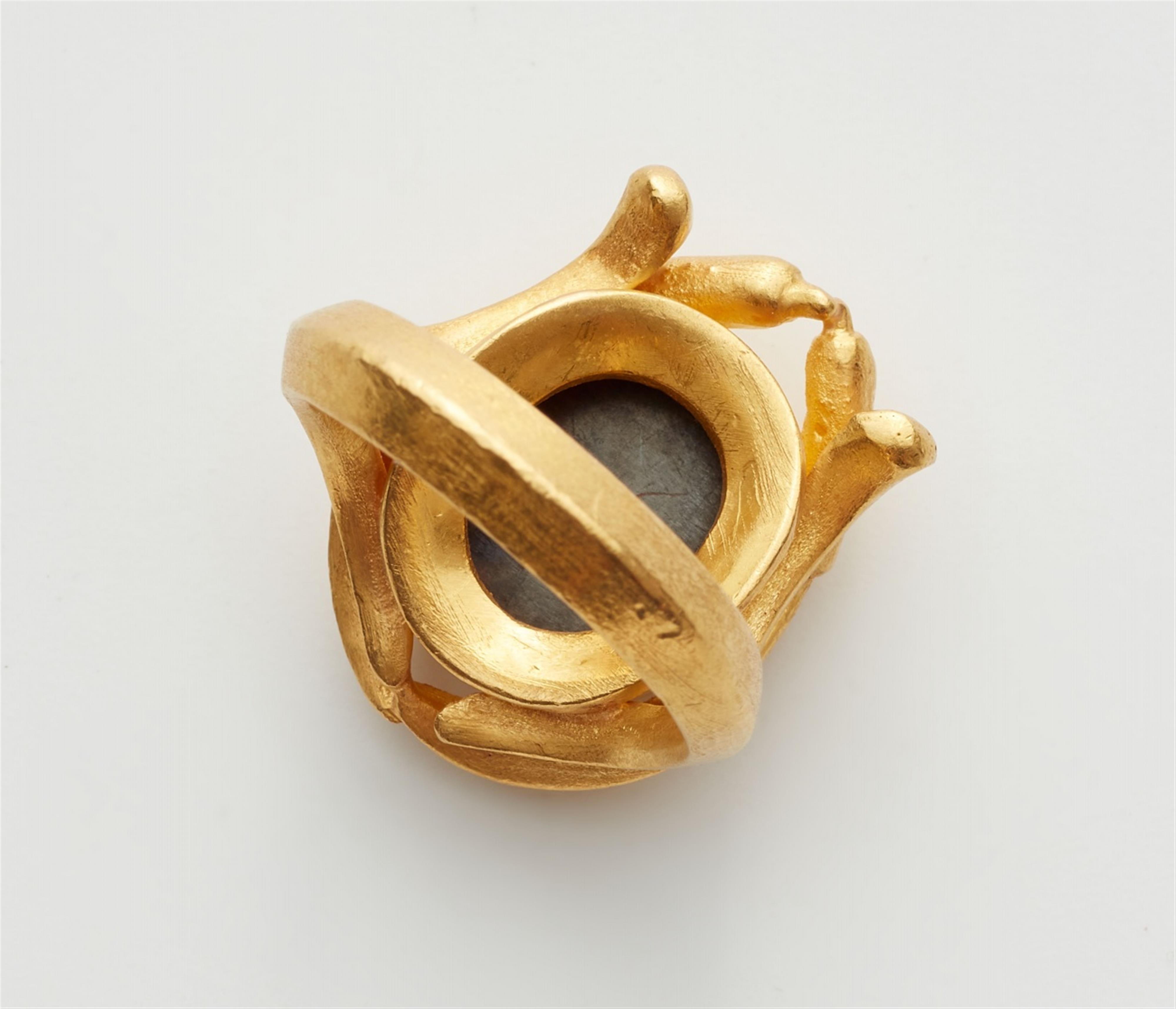 A 22k gold ring with a Roman intaglio - image-4