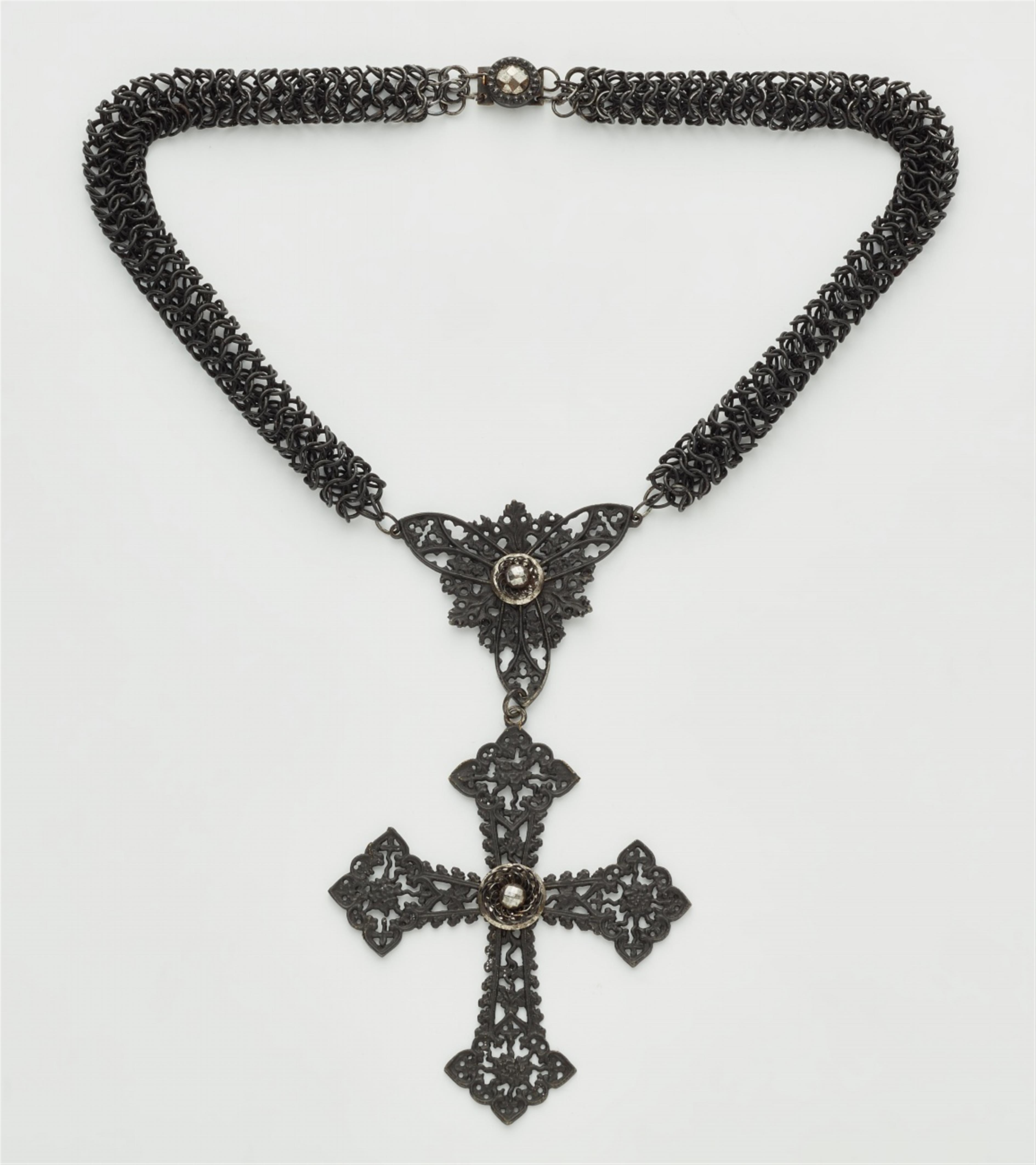 Halskette mit Kreuzanhänger - image-1