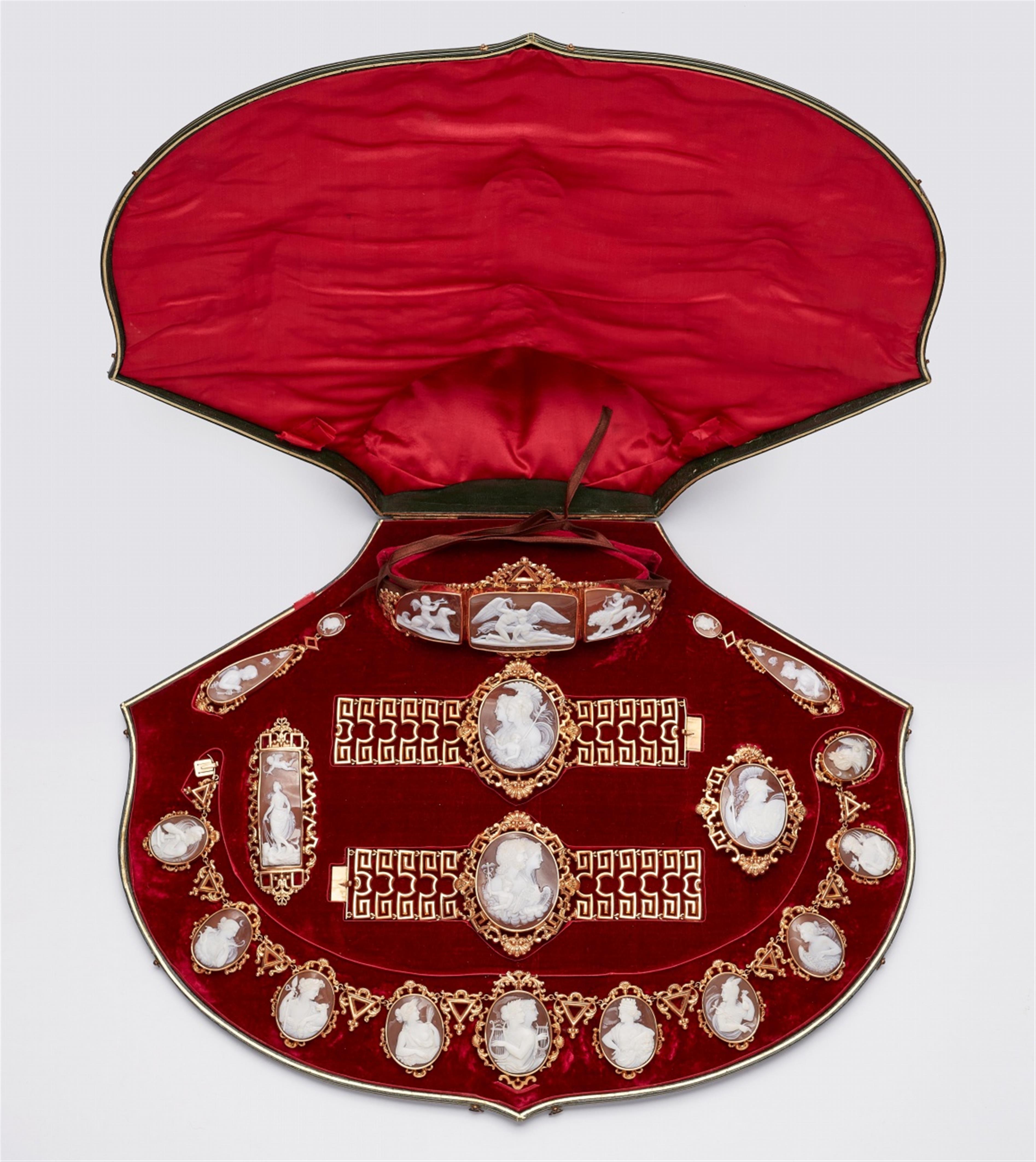 An 18k red gold shell cameo grand parure "à la grecque" - image-1