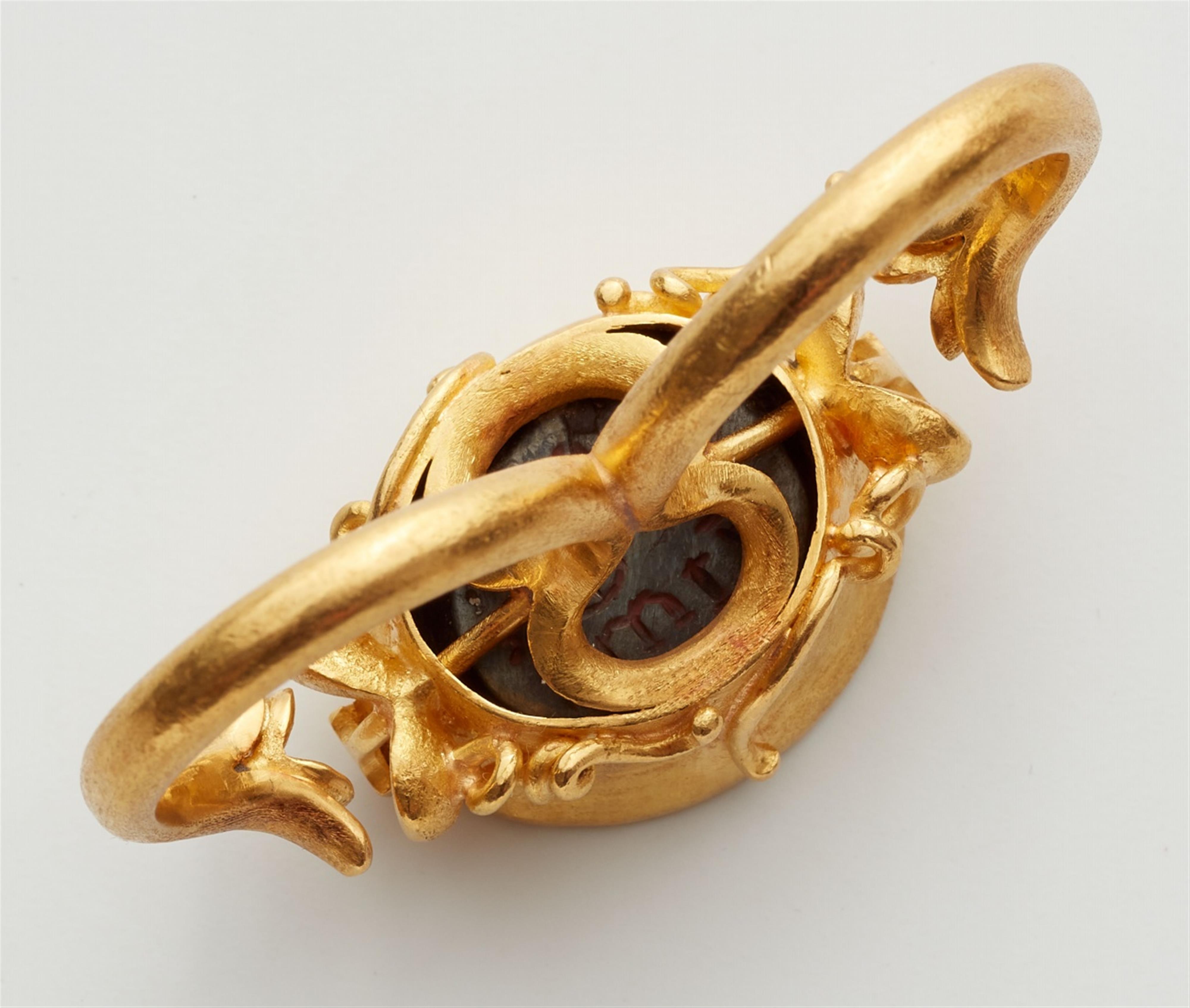 A 22k gold two-finger ring with a late Roman intaglio - image-3