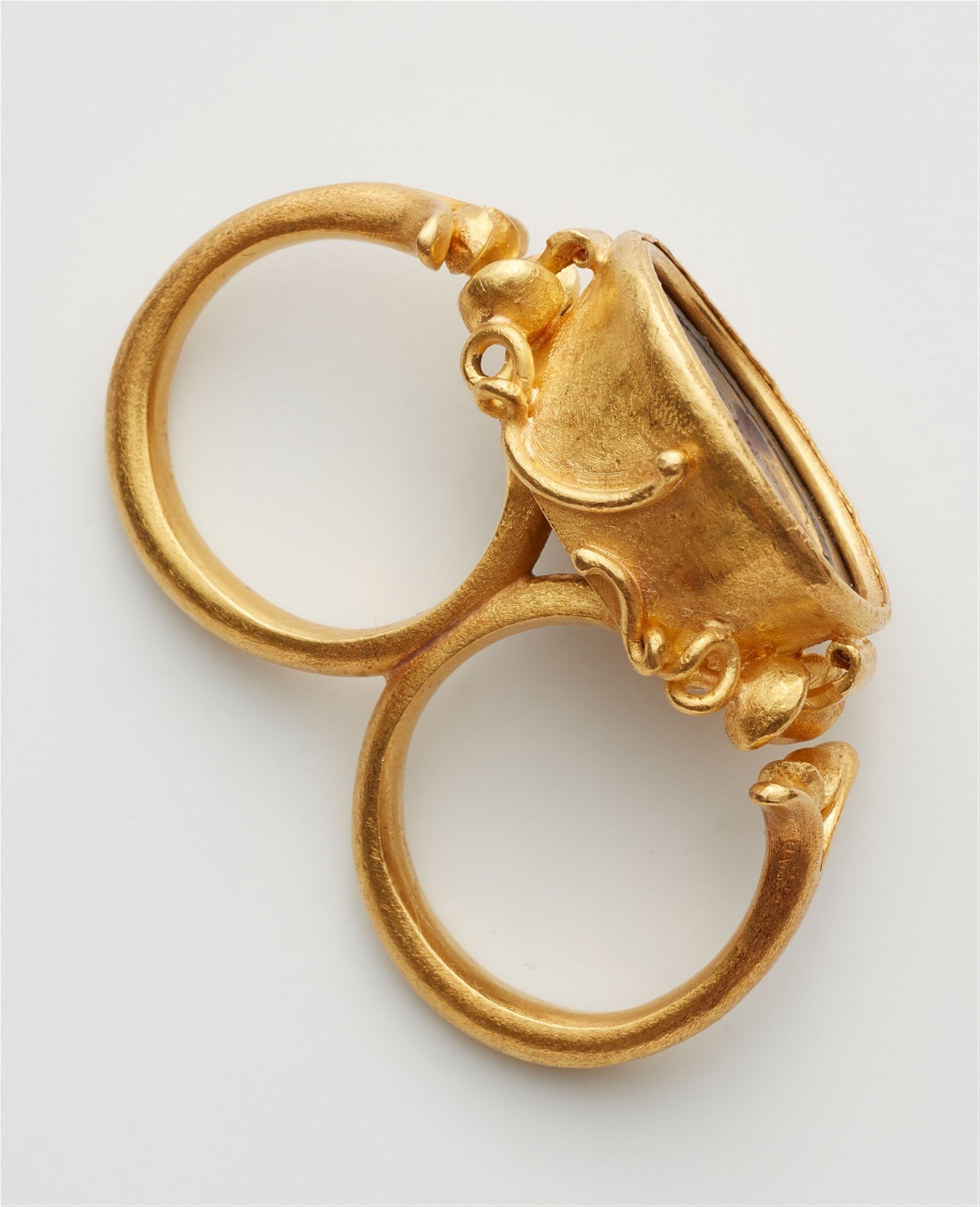 A 22k gold two-finger ring with a late Roman intaglio - image-4