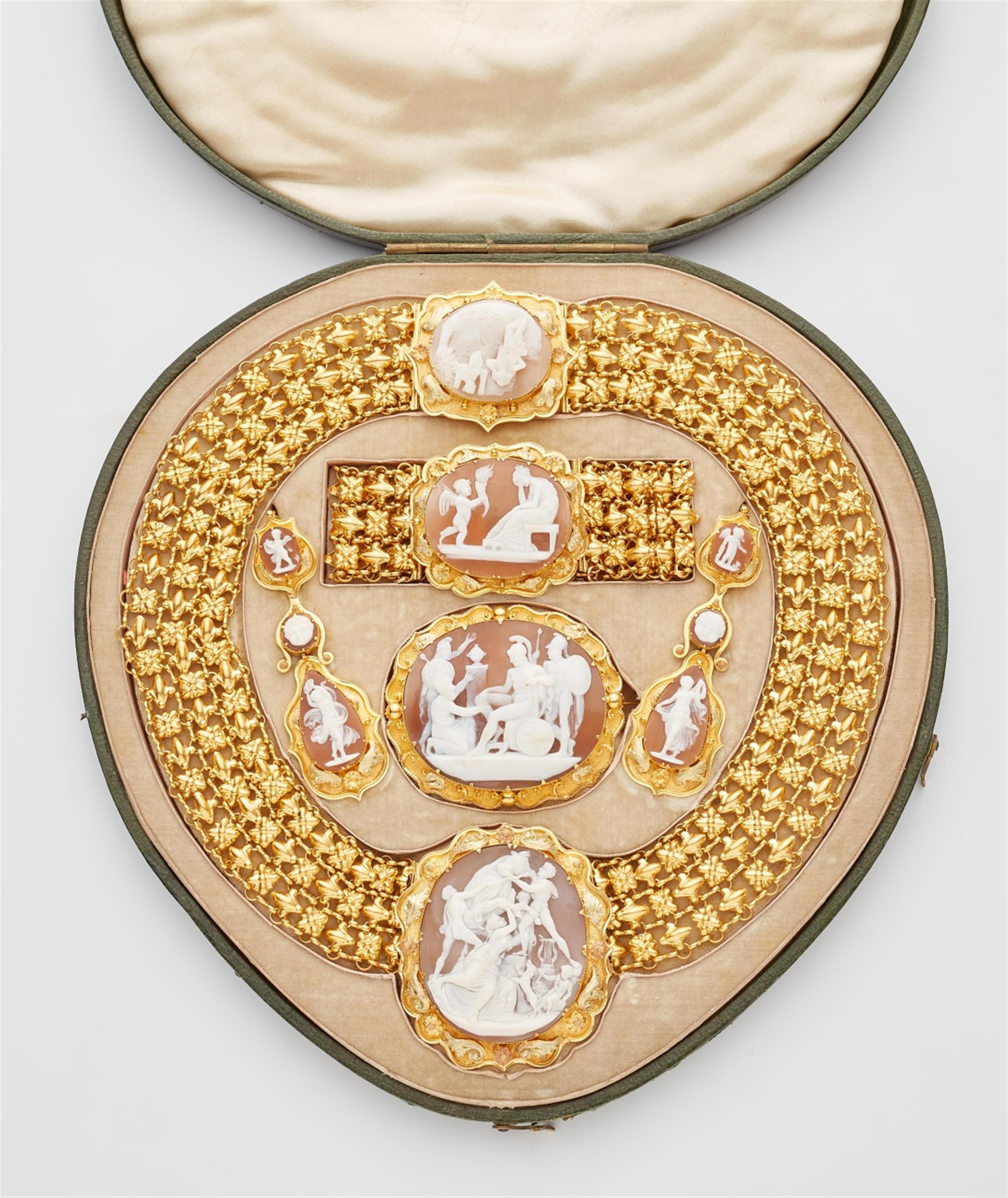 A 15k gold parure with Italien cameos - image-1