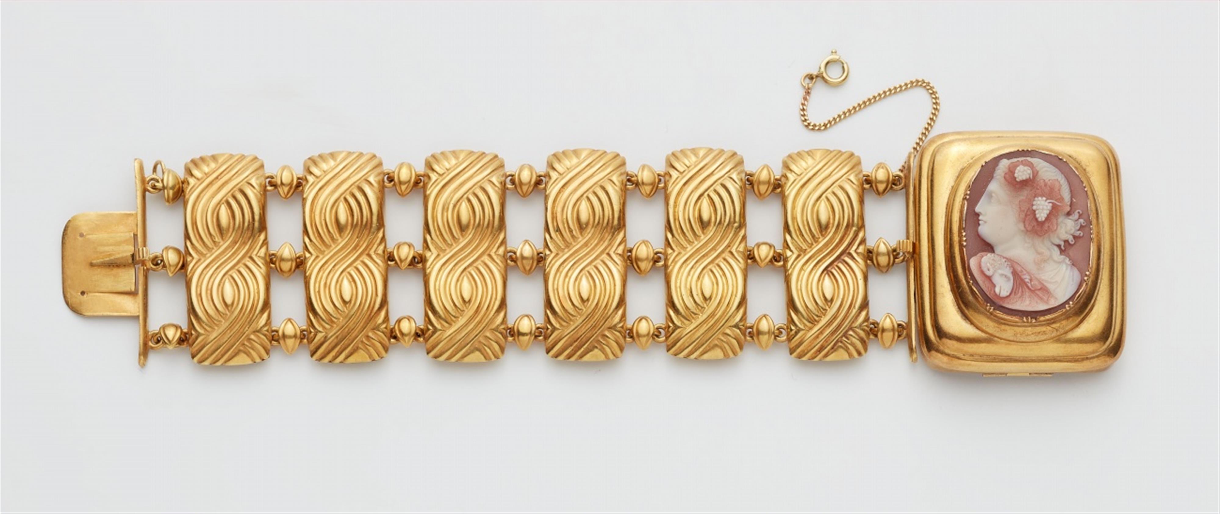 An 18k gold and sardonyx cameo bracelet - image-2