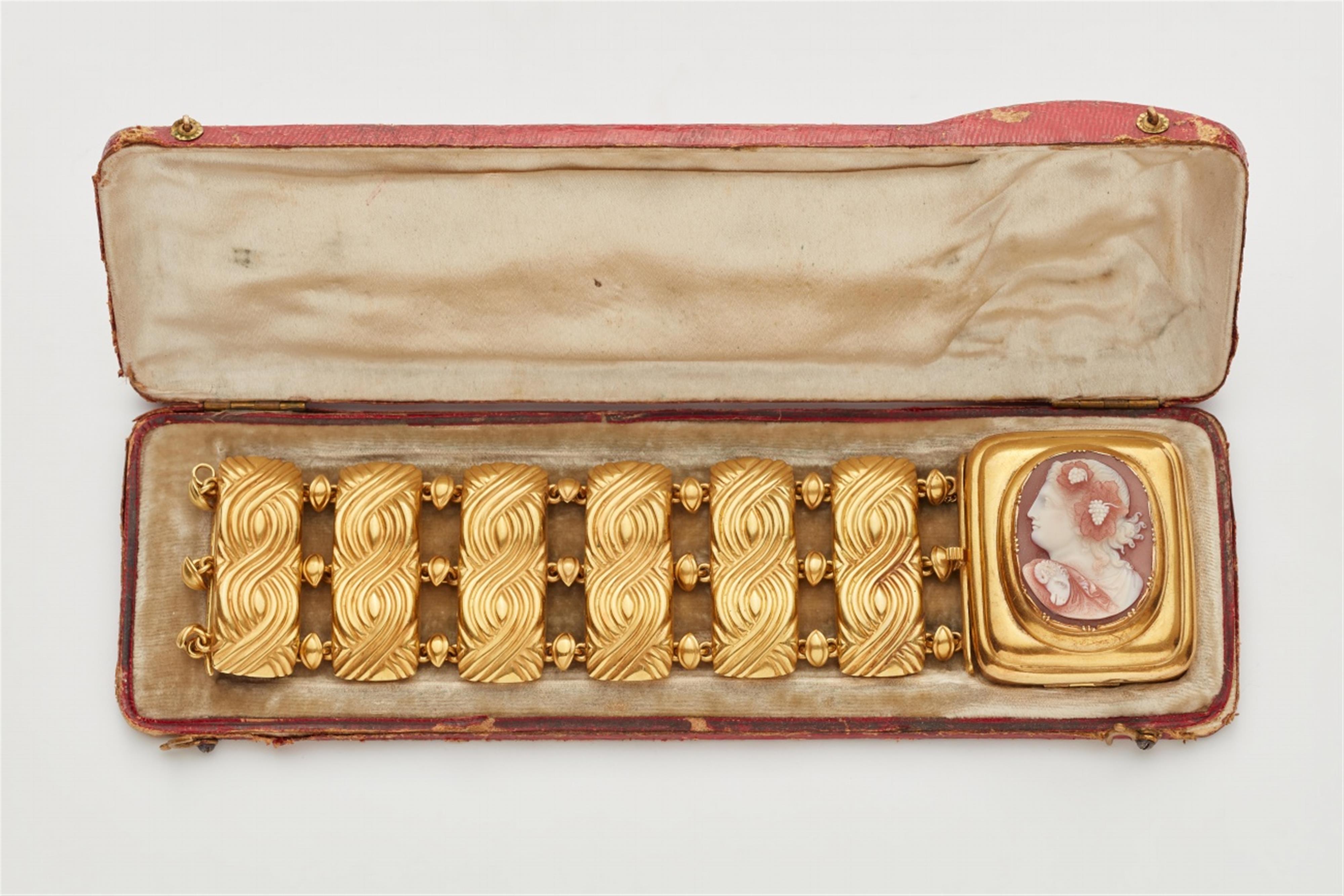 An 18k gold and sardonyx cameo bracelet - image-1
