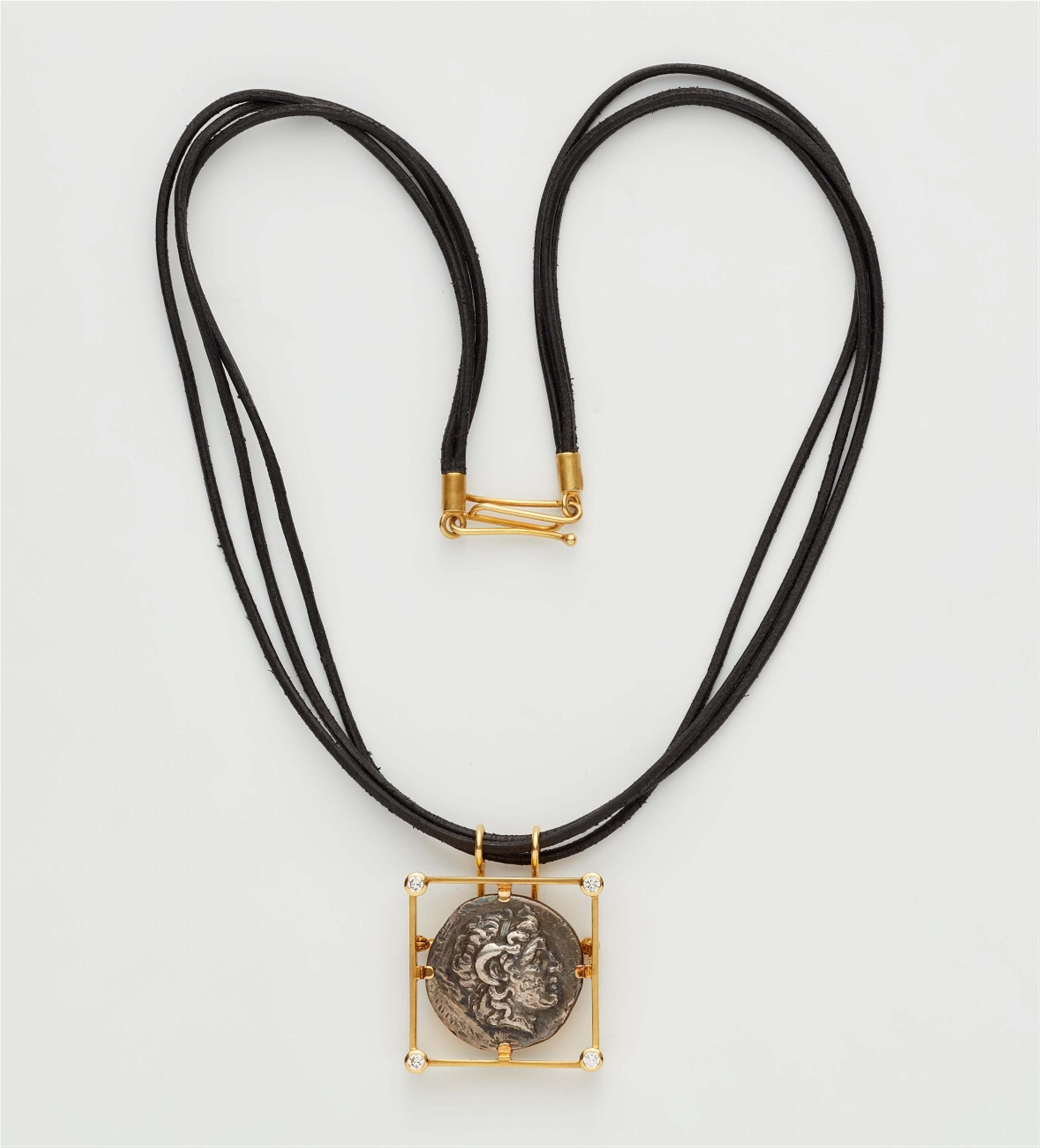 Anhängerbrosche mit hellenistischer Münze - image-1