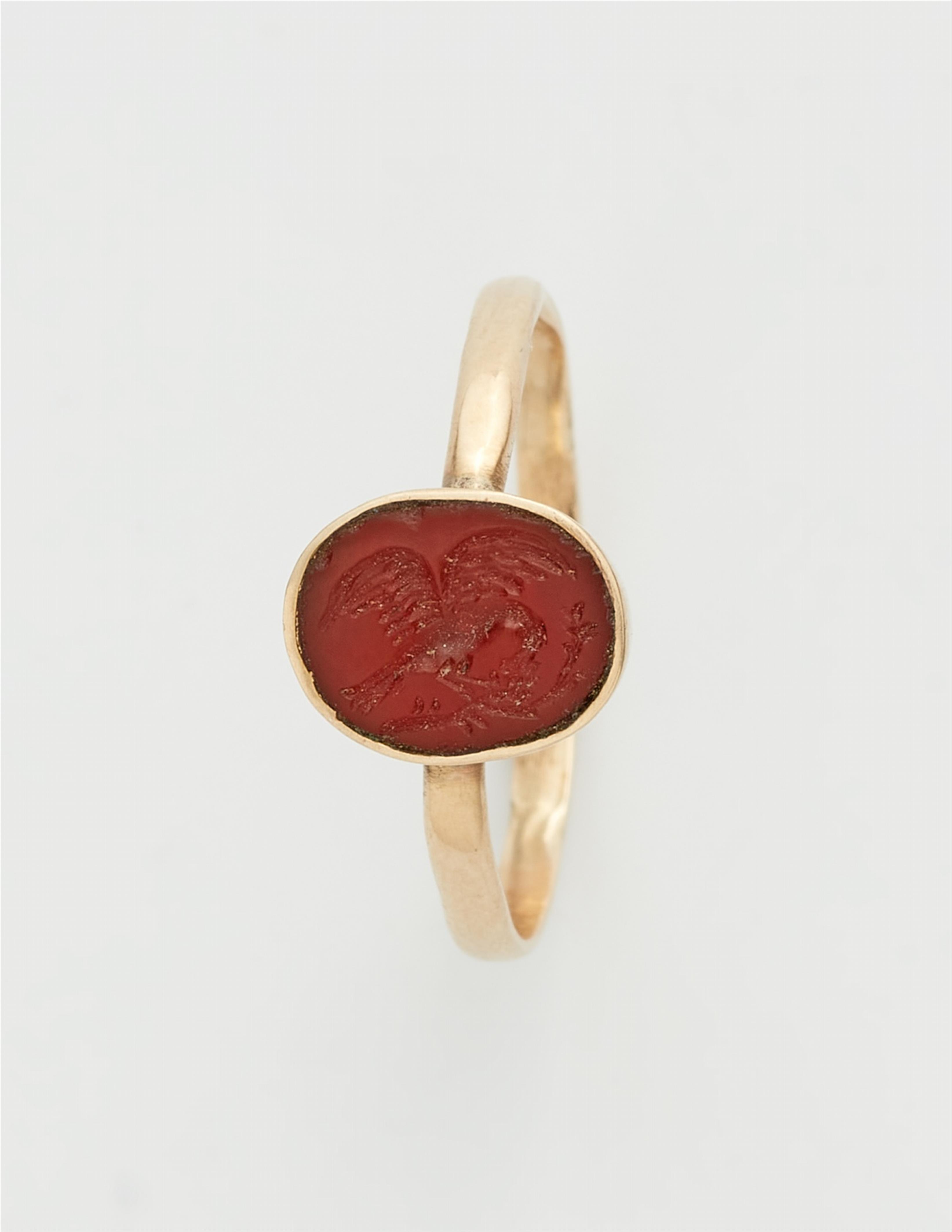 A 9k gold ring with a Roman intaglio - image-1