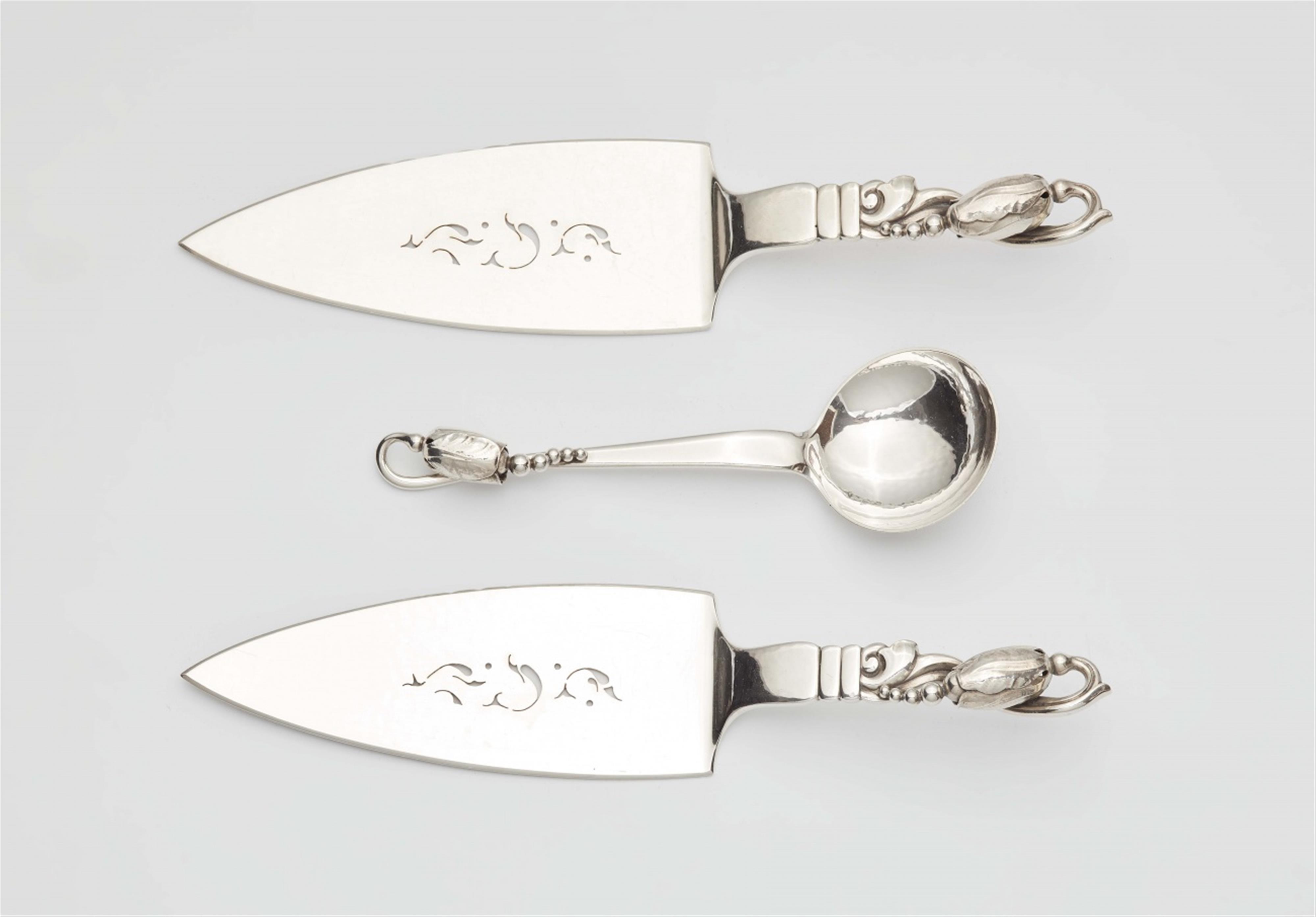 A Georg Jensen silver cream spoon and two cake slices no. 84 - image-1