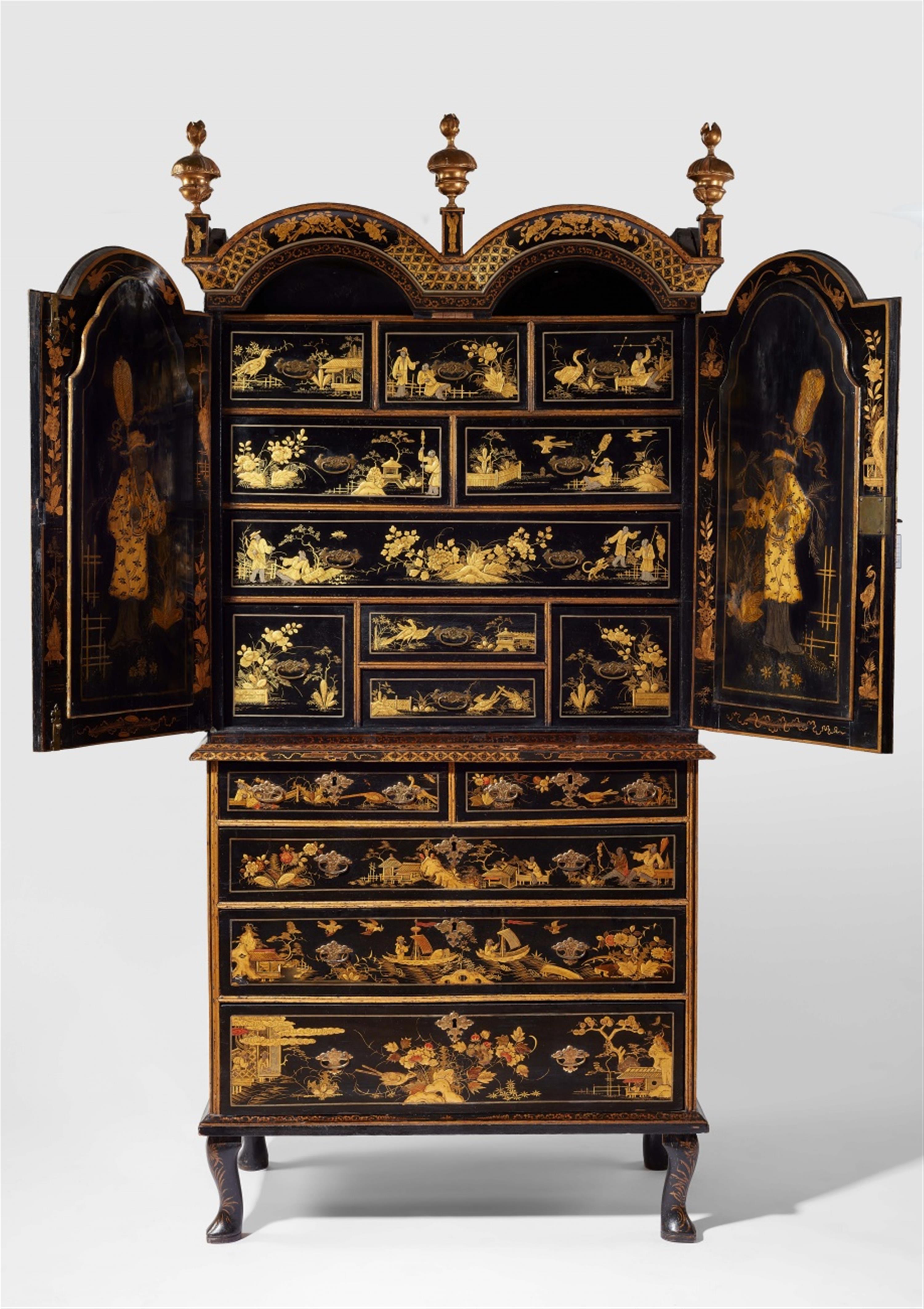 An important English lacquered cabinet - image-2