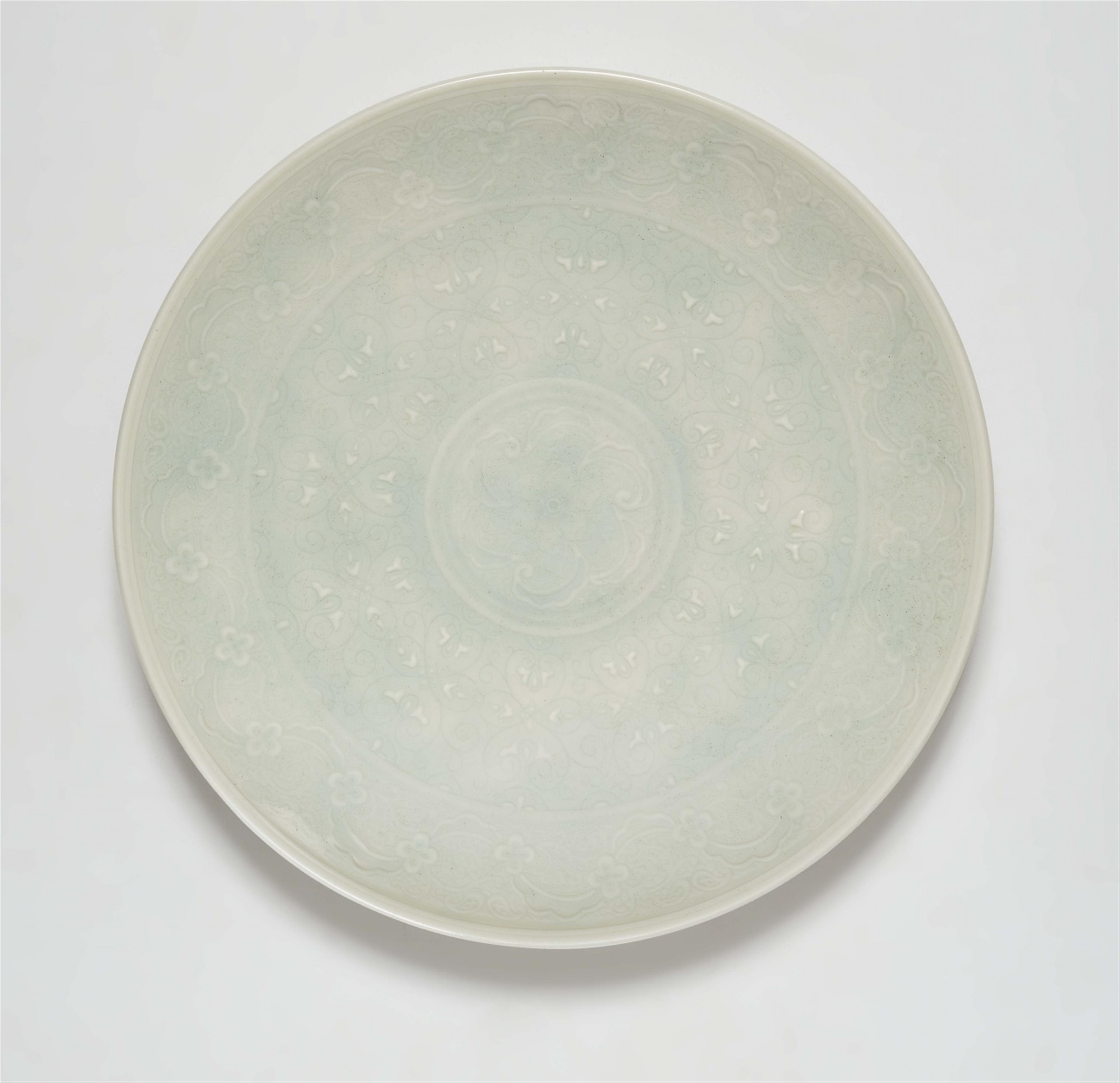 A rare Sèvres porcelain dish with Chinoiserie tendril decor - image-1