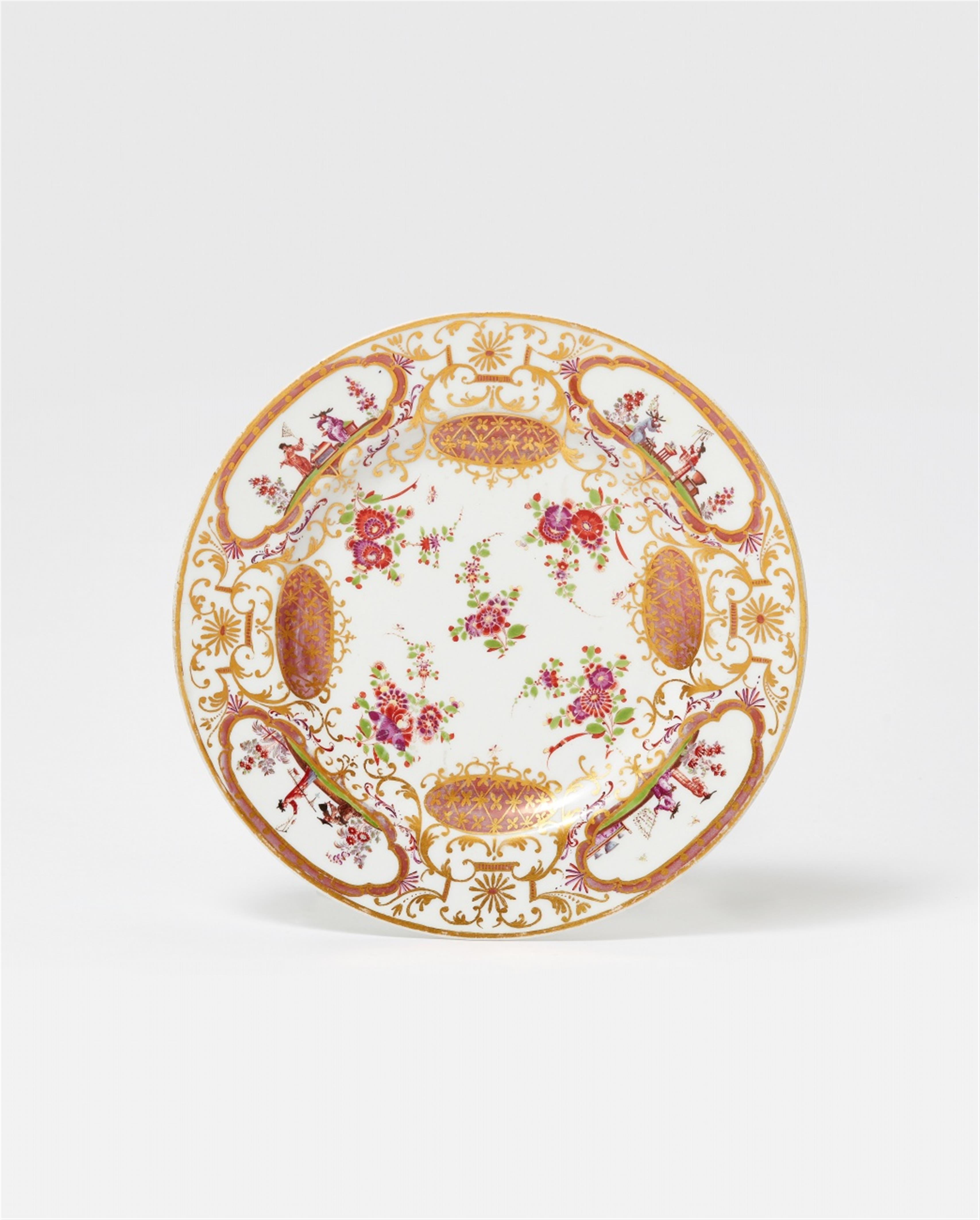 A Meissen porcelain plate with Hoeroldt Chinoiseries - image-1