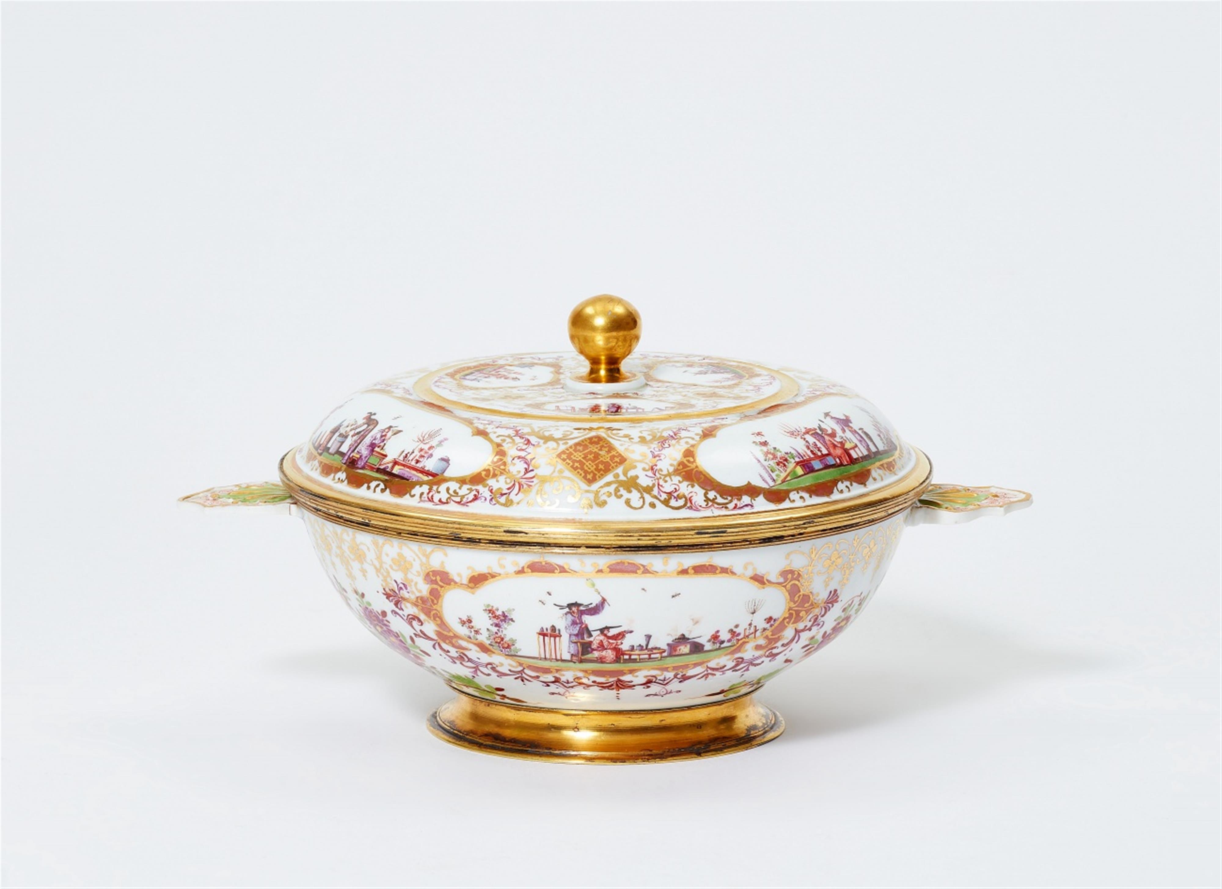 A Meissen porcelain ecuelle with Hoeroldt Chinoiseries - image-2