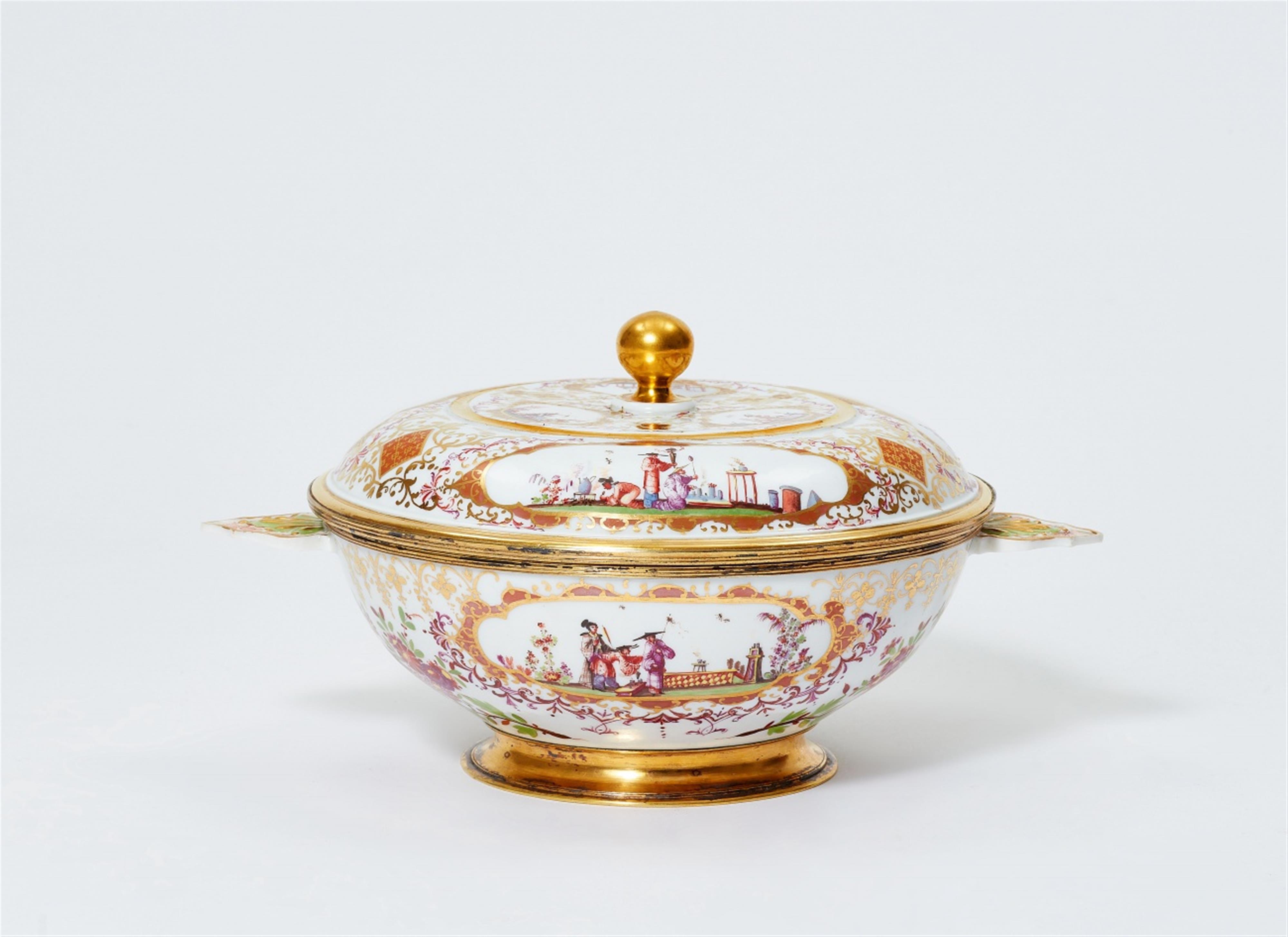 A Meissen porcelain ecuelle with Hoeroldt Chinoiseries - image-1
