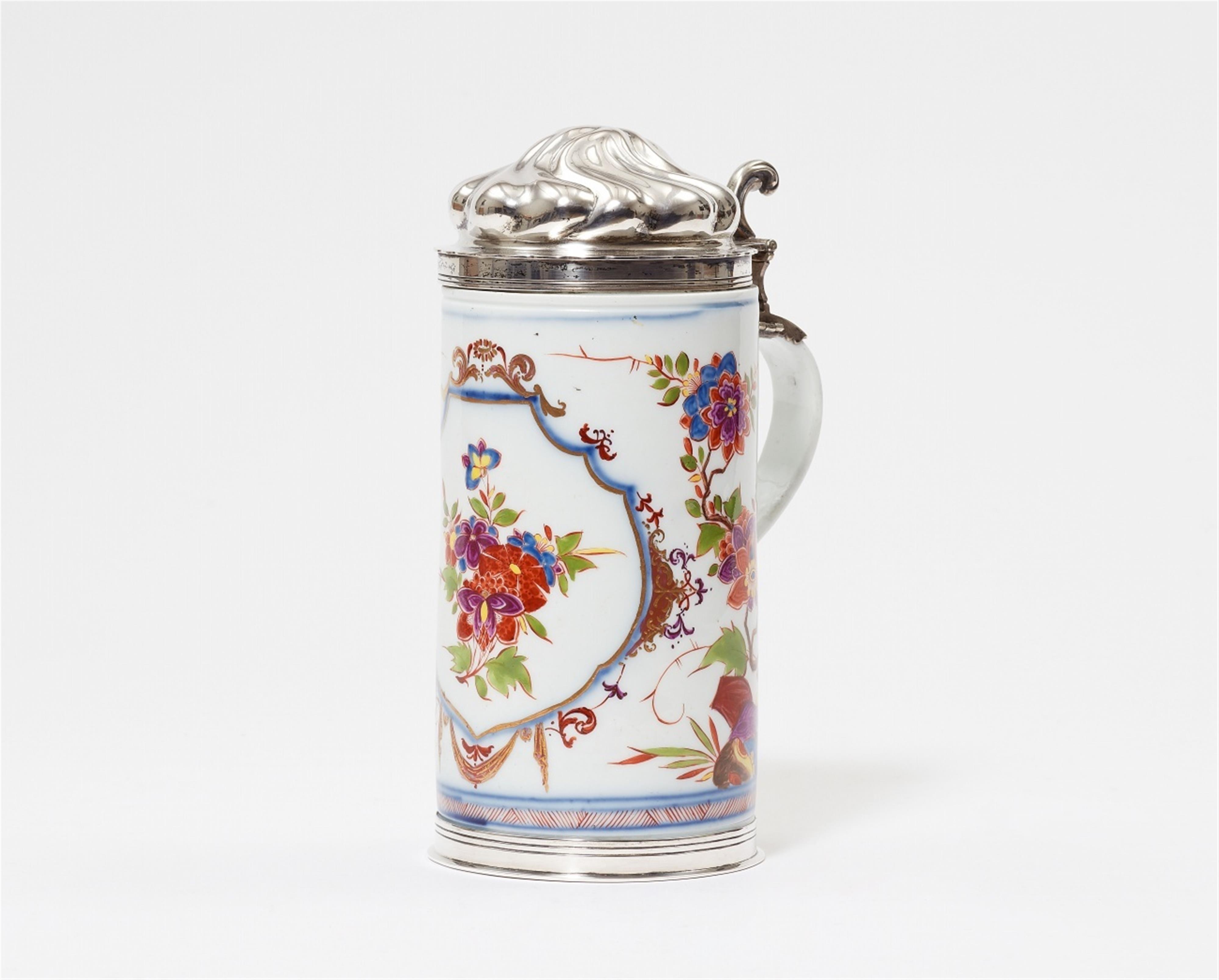 A Meissen porcelain tankard with indianische blumen - image-1