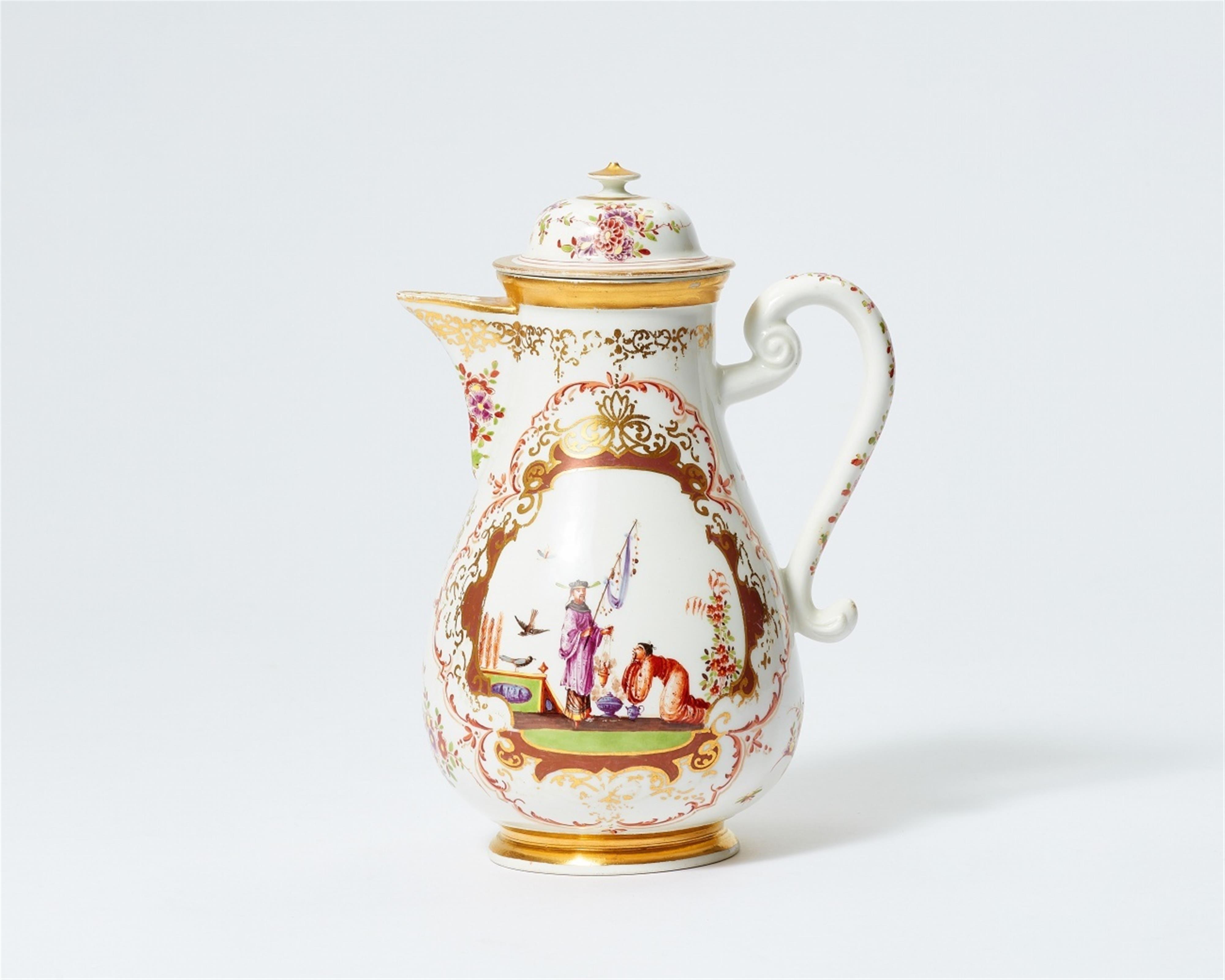 A Meissen porcelain coffee pot with finely painted Hoeroldt Chinoiseries - image-1