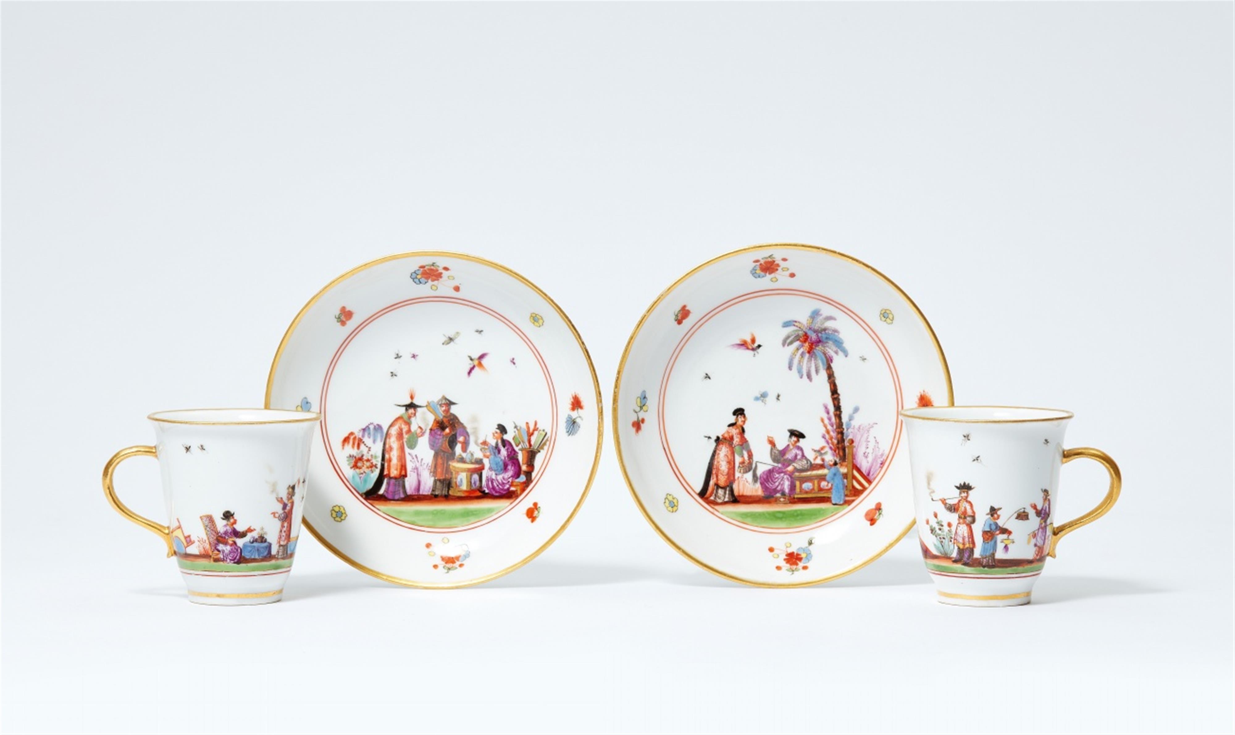 A pair of rare cups and saucers with late Hoeroldt Chinoiseries - image-1