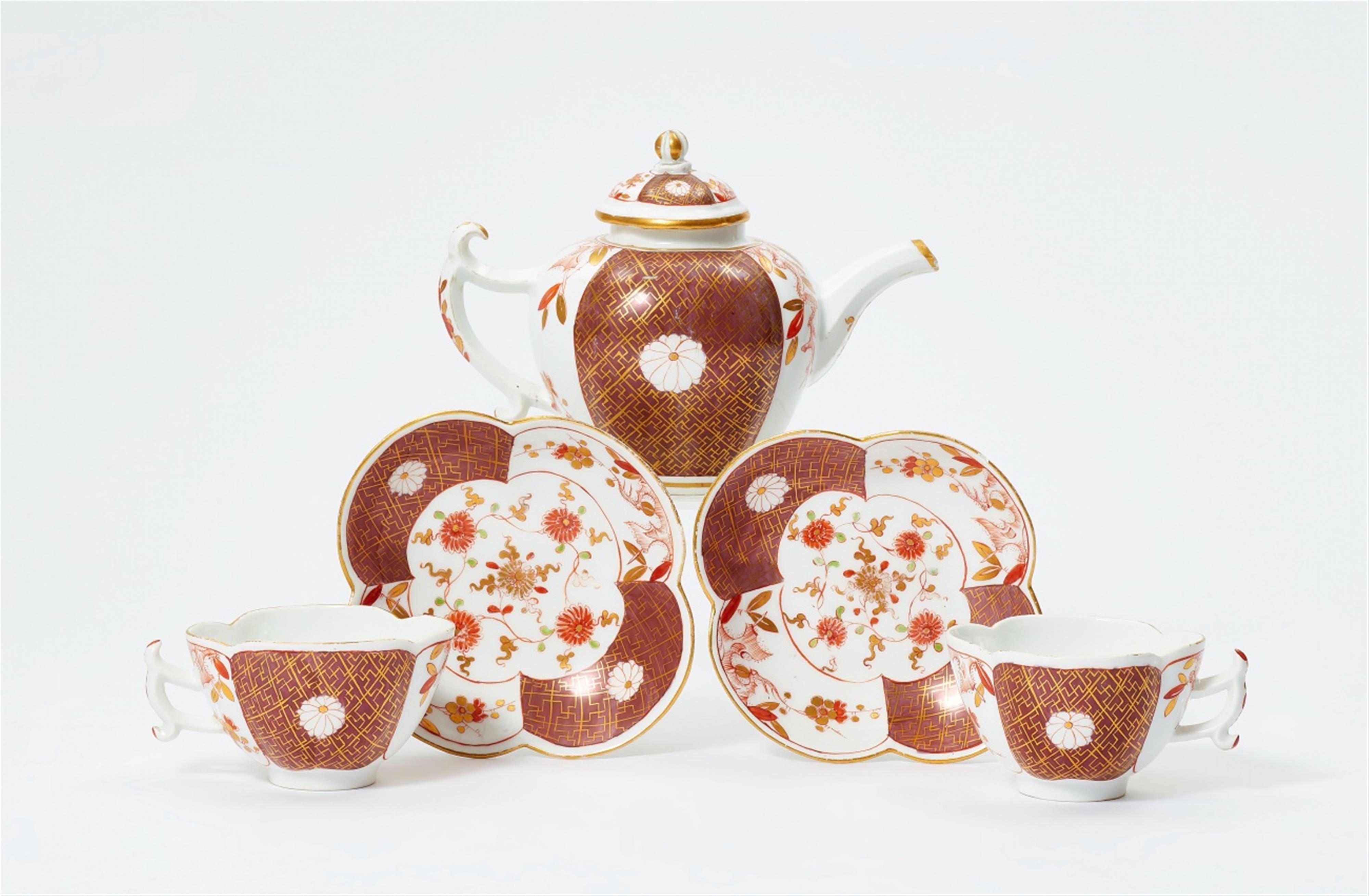 Fünf Teile aus einem Teeservice im Imari-Stil - image-1