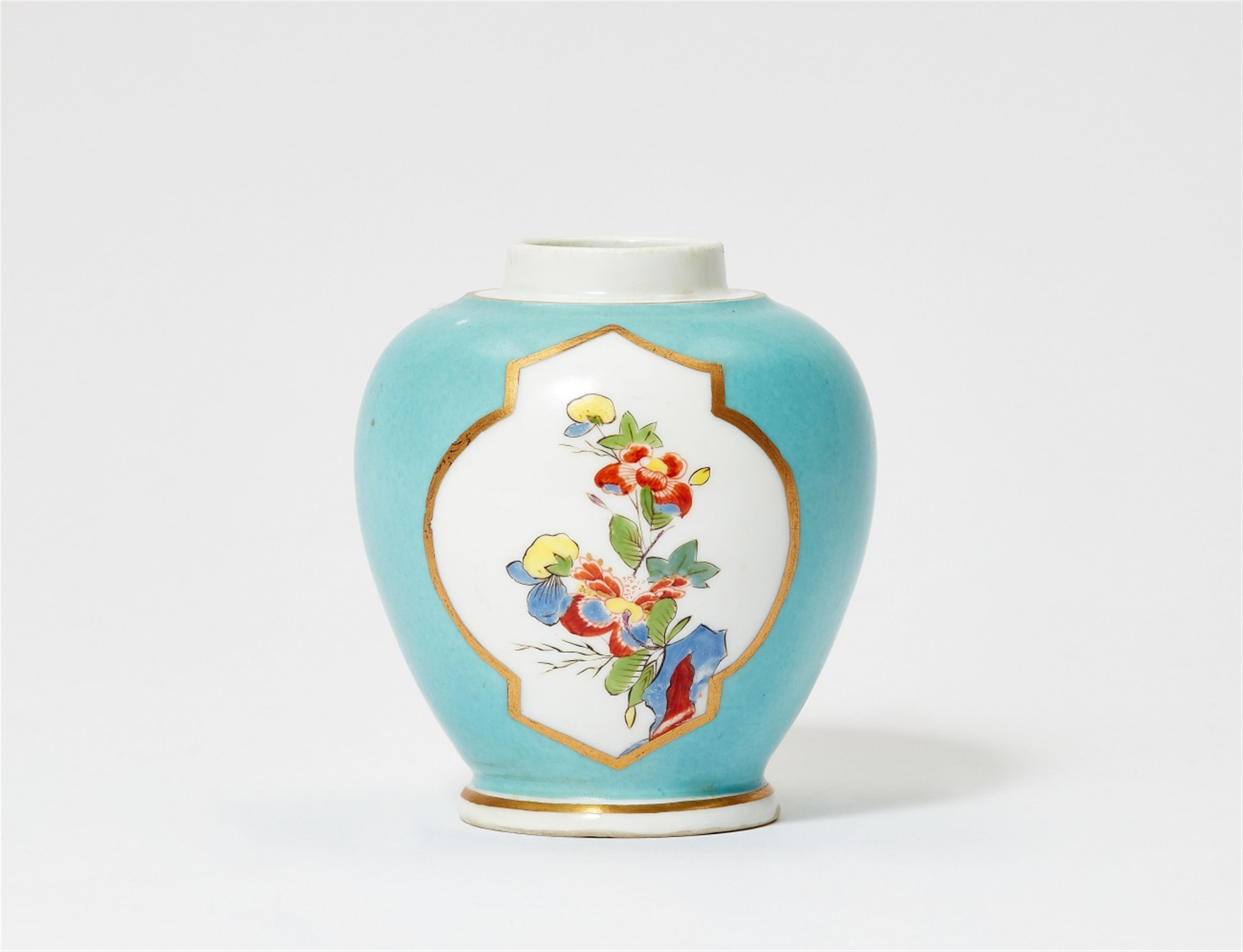 An early Meissen porcelain tea caddy with Kakiemon style decor - image-2