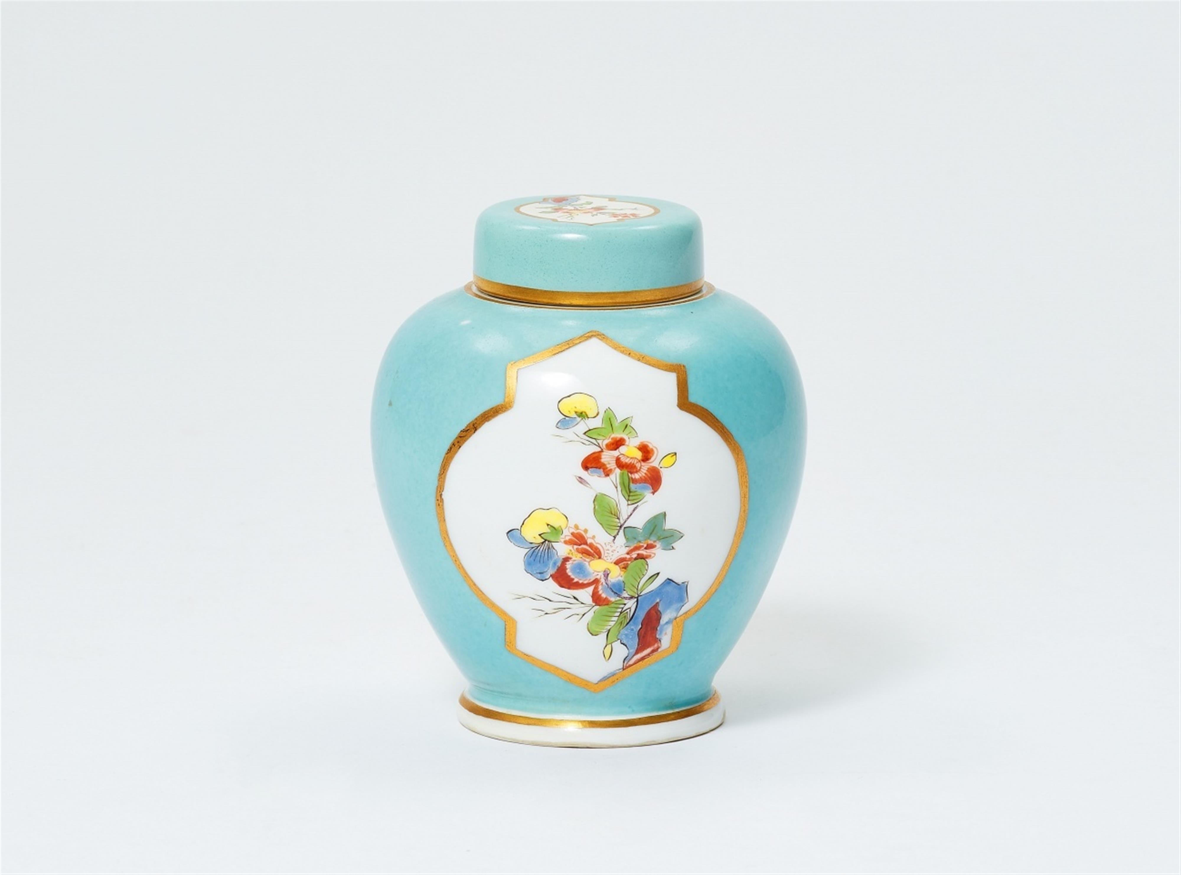 An early Meissen porcelain tea caddy with Kakiemon style decor - image-3