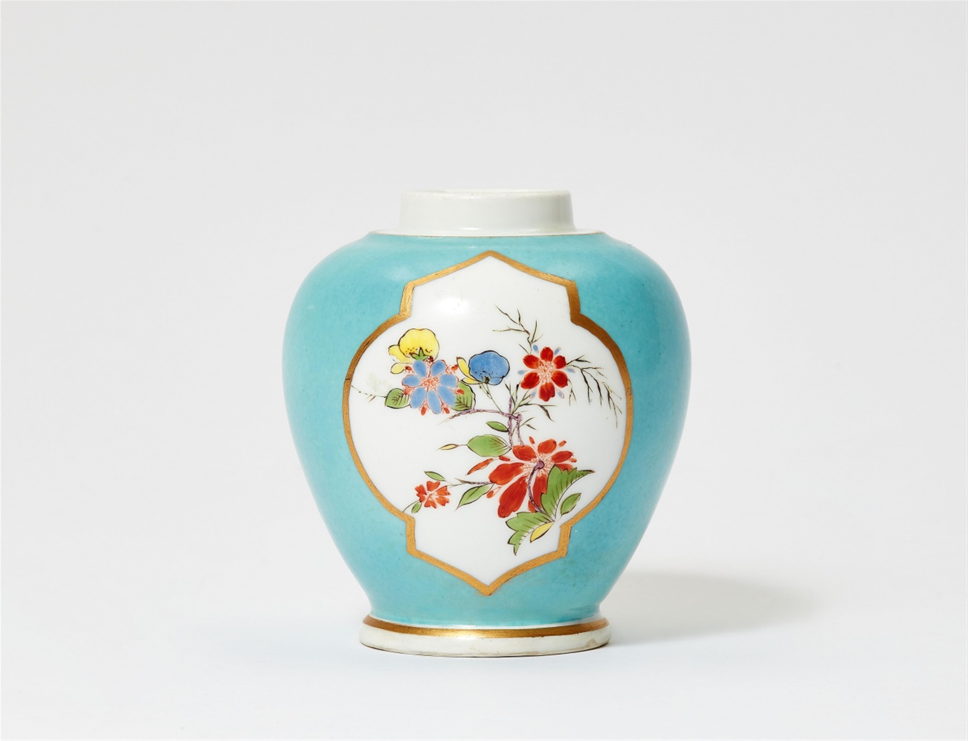 An early Meissen porcelain tea caddy with Kakiemon style decor - image-1