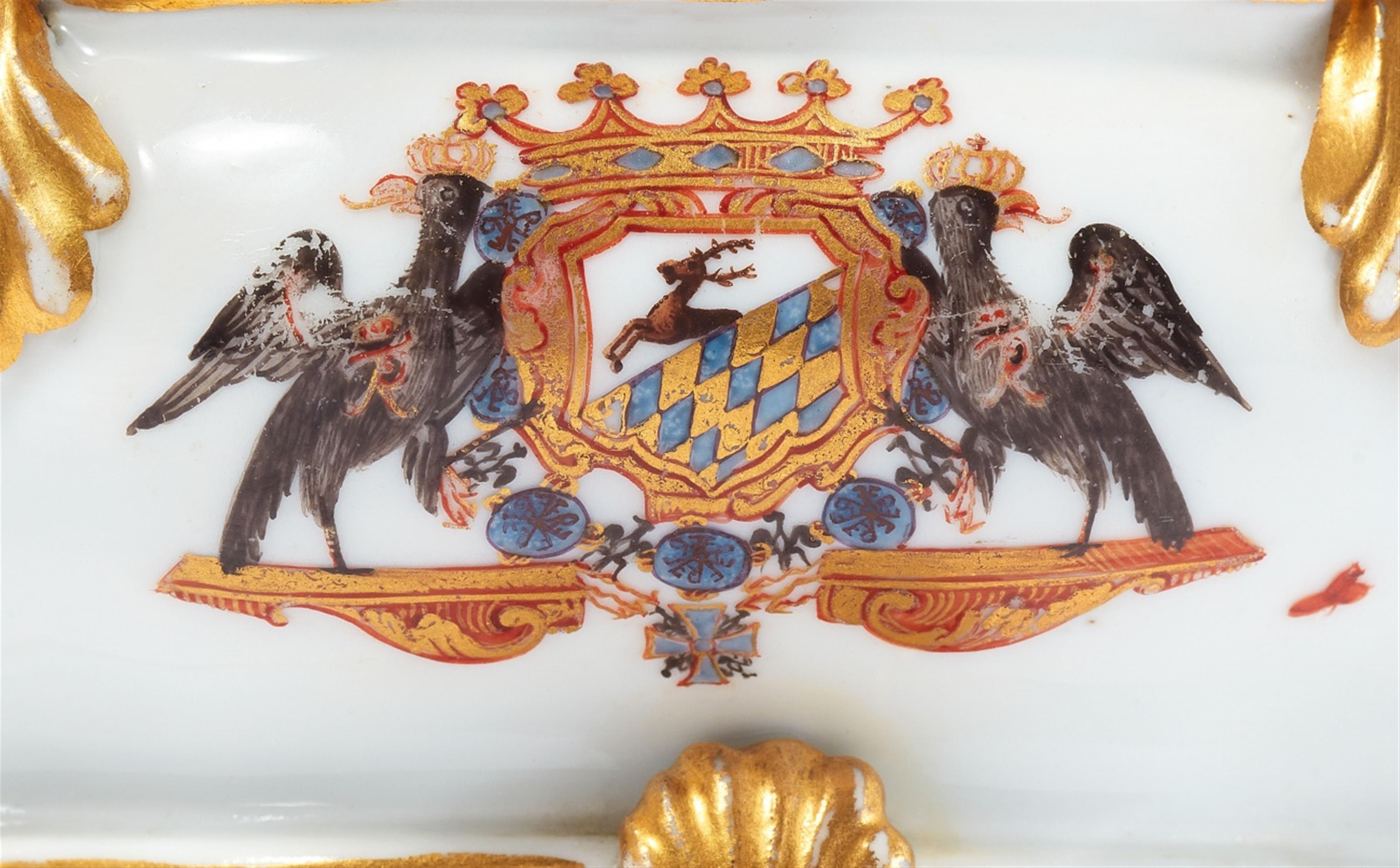 A small Meissen porcelain tureen from the dinner service for Count Heinrich von Podewils - image-2