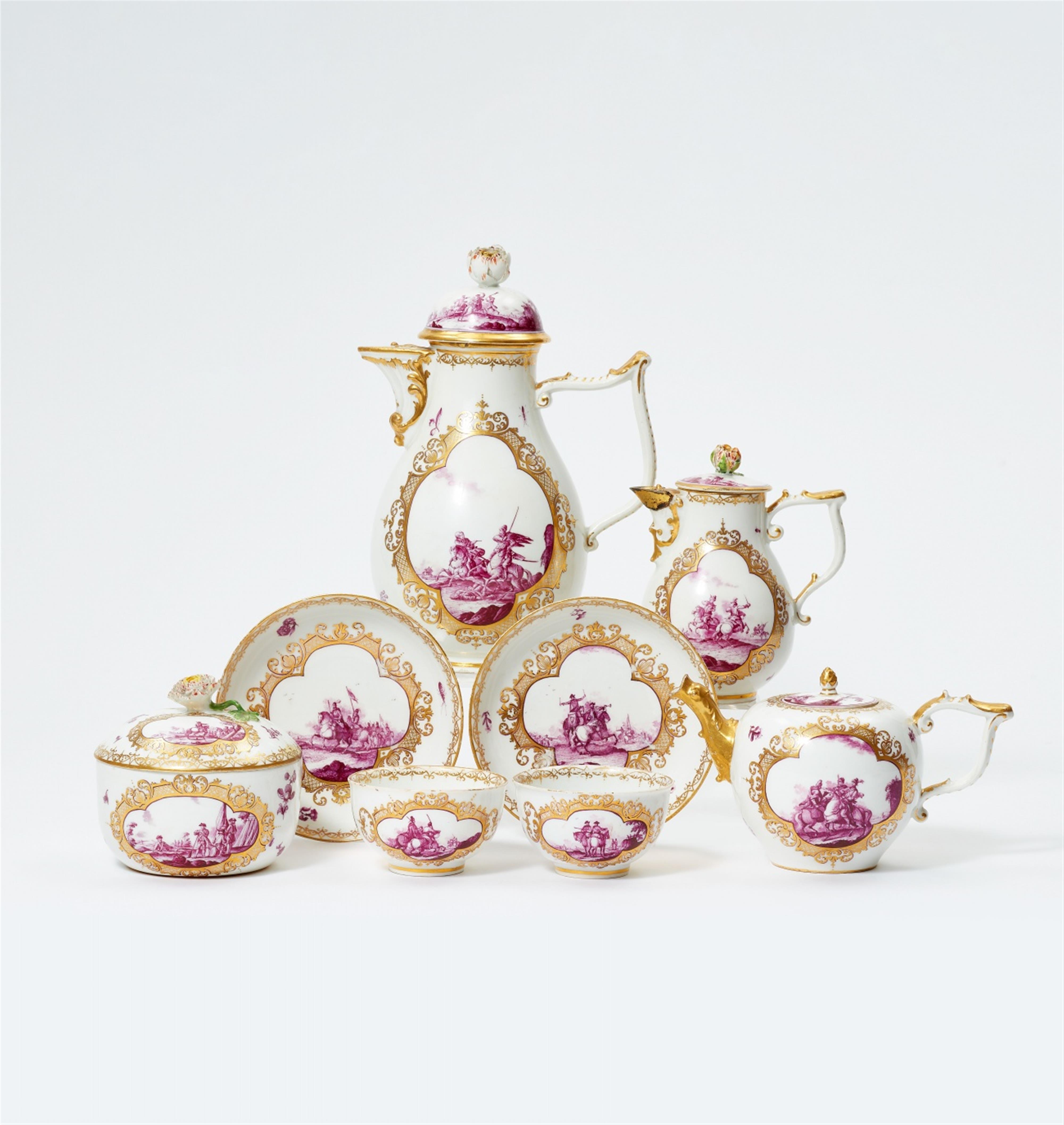 A Meissen porcelain service with battle scenes in camaieu - image-1