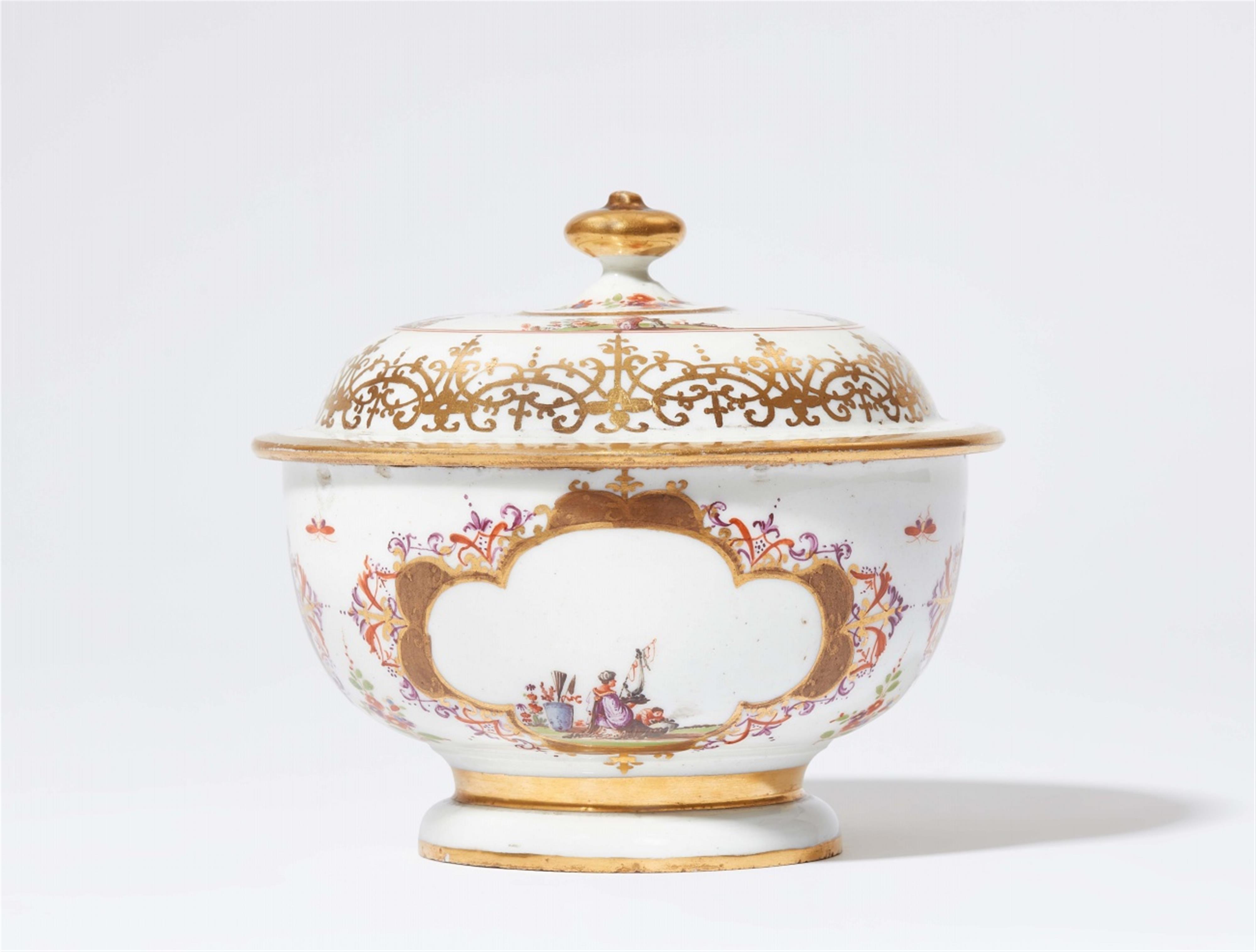 An early Meissen porcelain box with Hoeroldt Chinoiseries - image-1