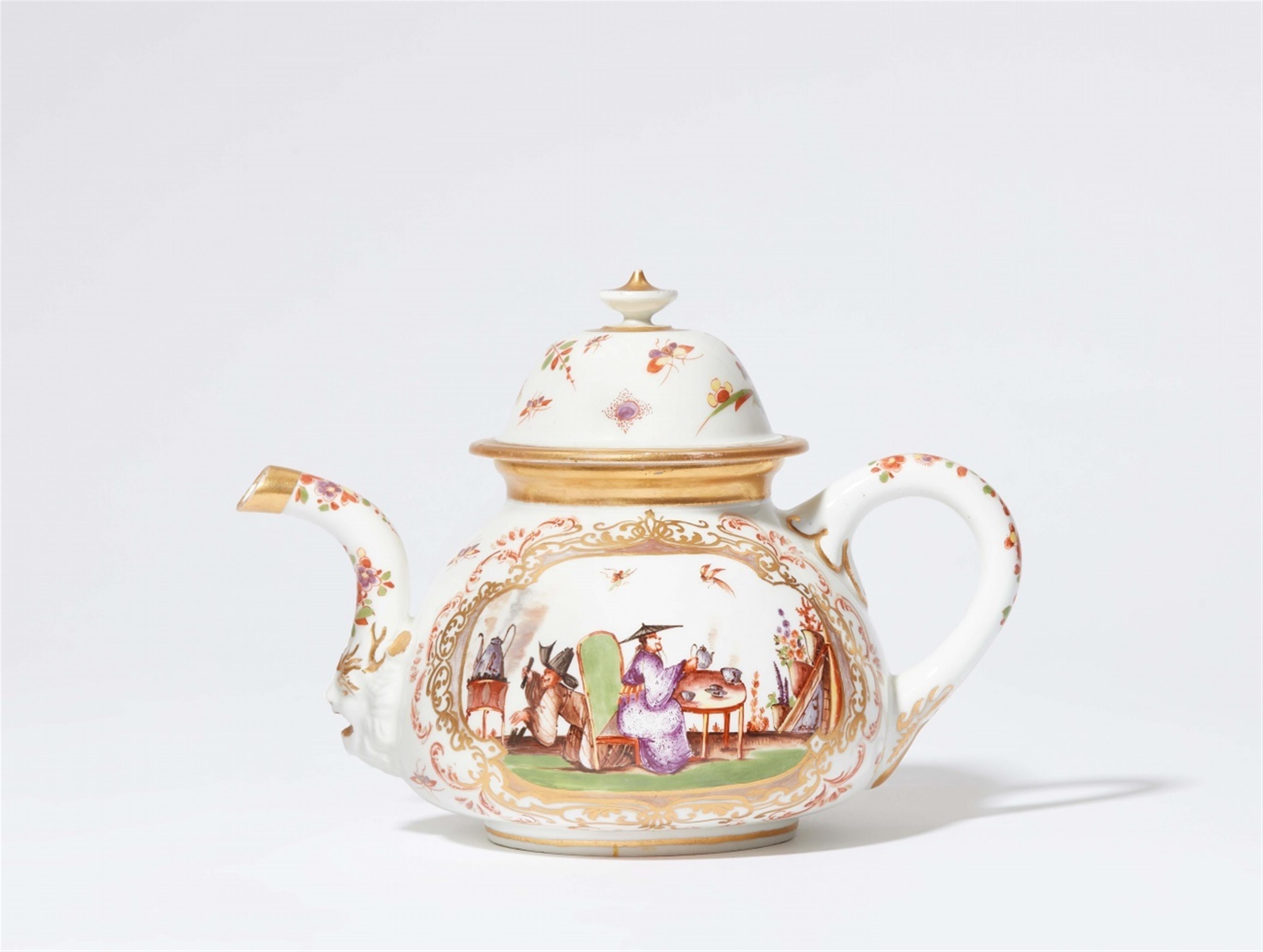 An early Meissen K.P.M. mark teapot with Hoeroldt Chinoiseries - image-1