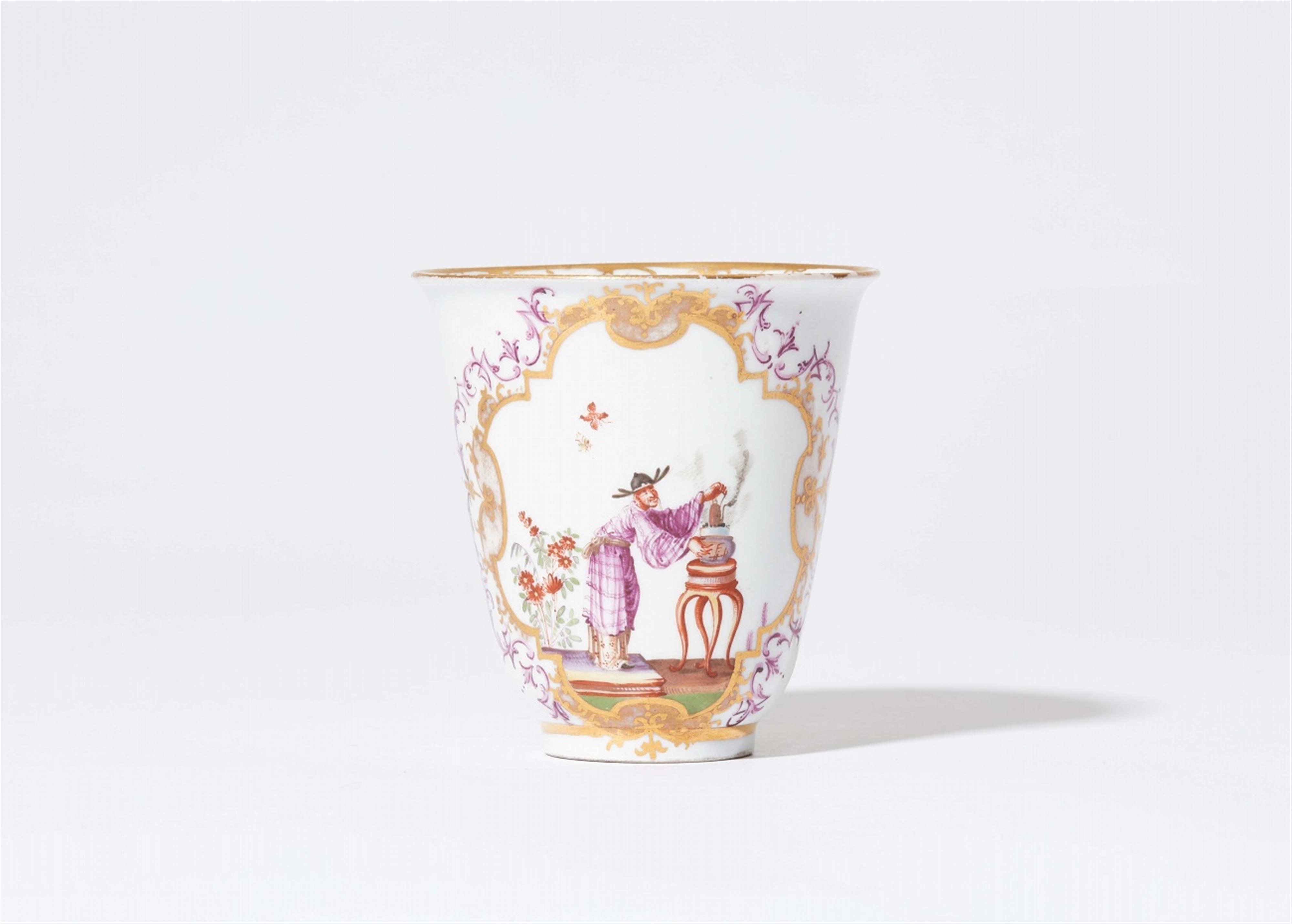 A Meissen porcelain beaker and saucer with an early Hoeroldt Chinoiserie - image-2