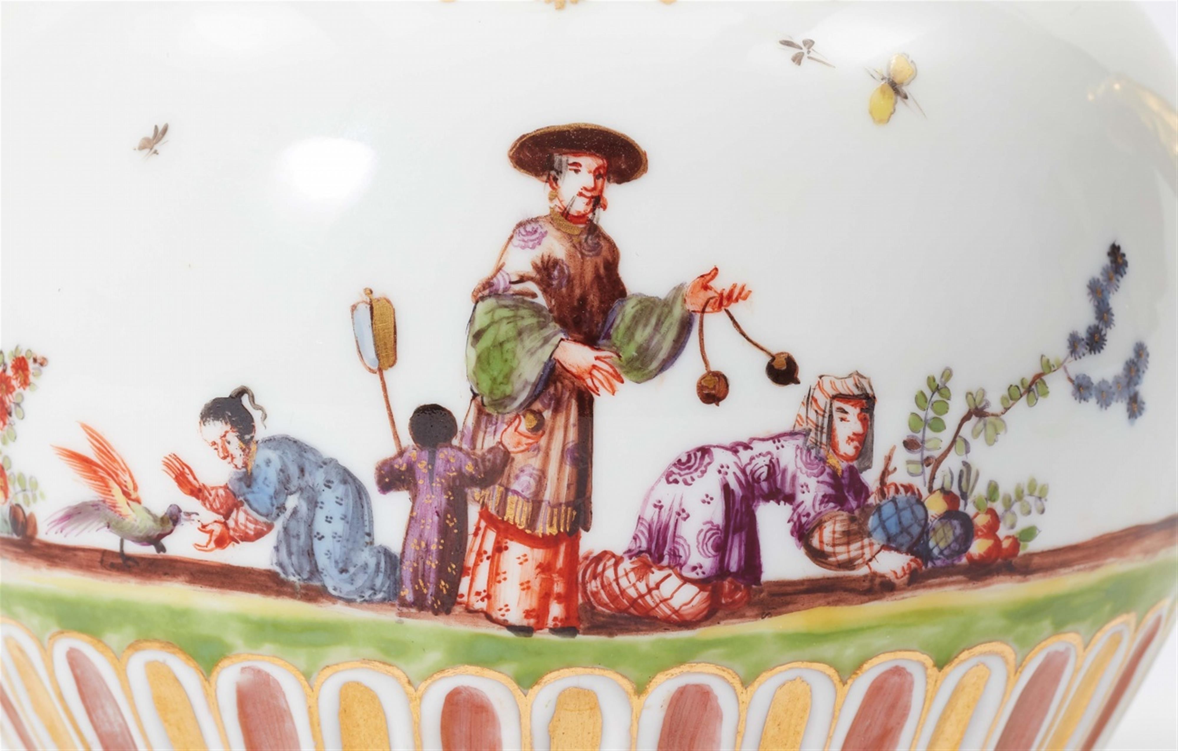 A Meissen porcelain teapot with later Hoeroldt Chinoiseries - image-3