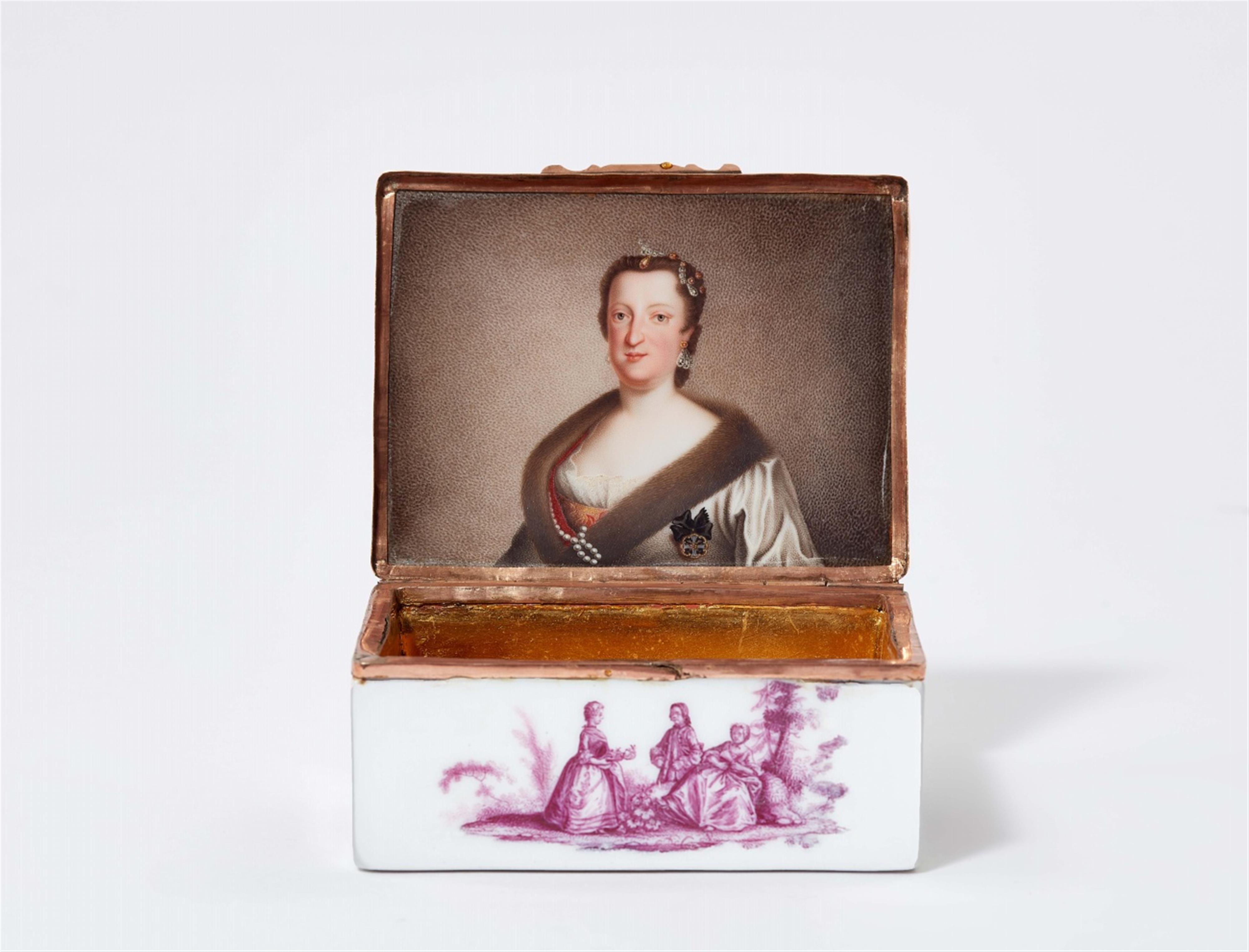 A Meissen porcelain snuff box with a portrait of Maria Josepha of Saxony - image-1