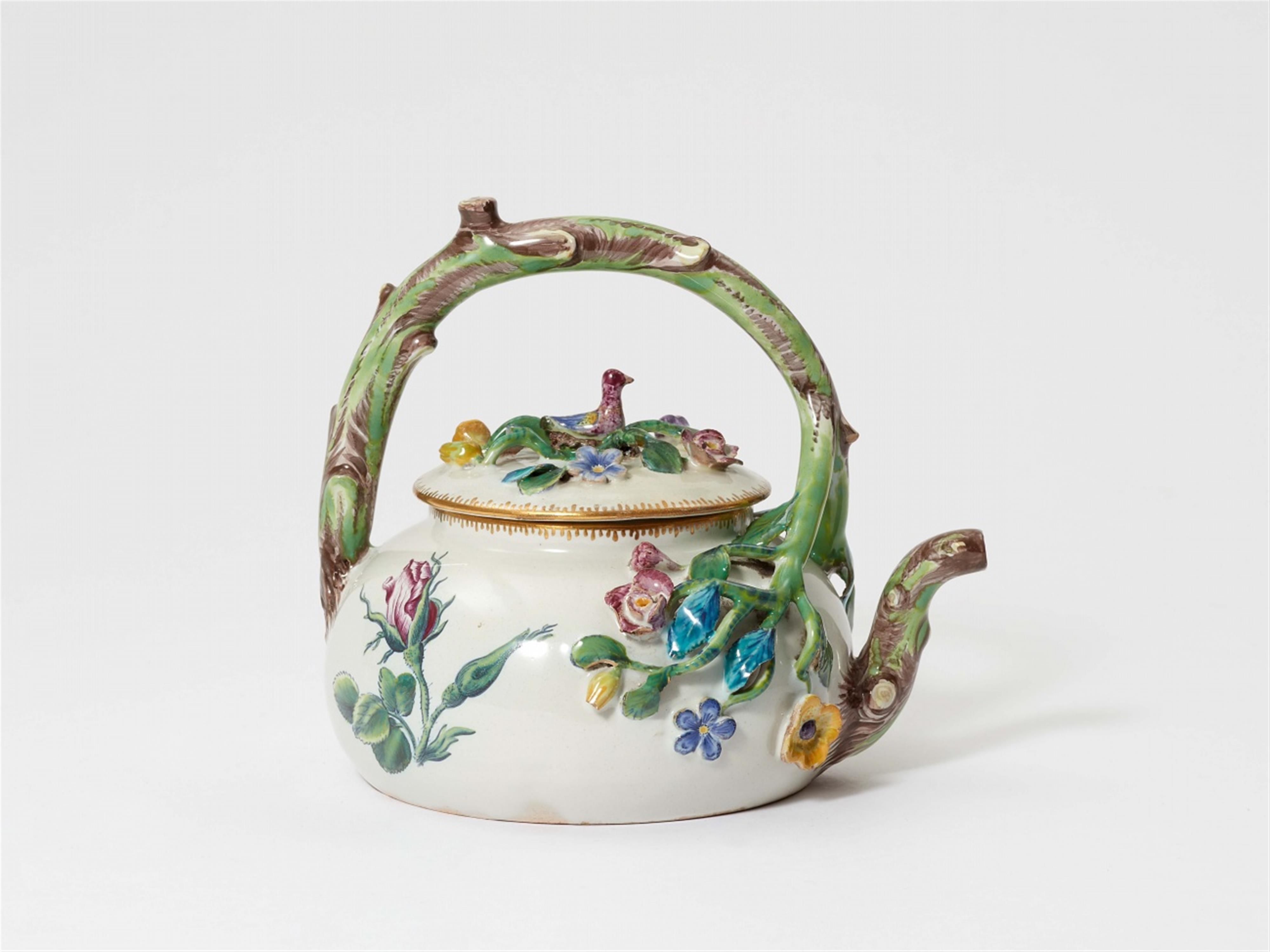 A Strasbourg faience teapot with "fleurs esseulées" - image-1